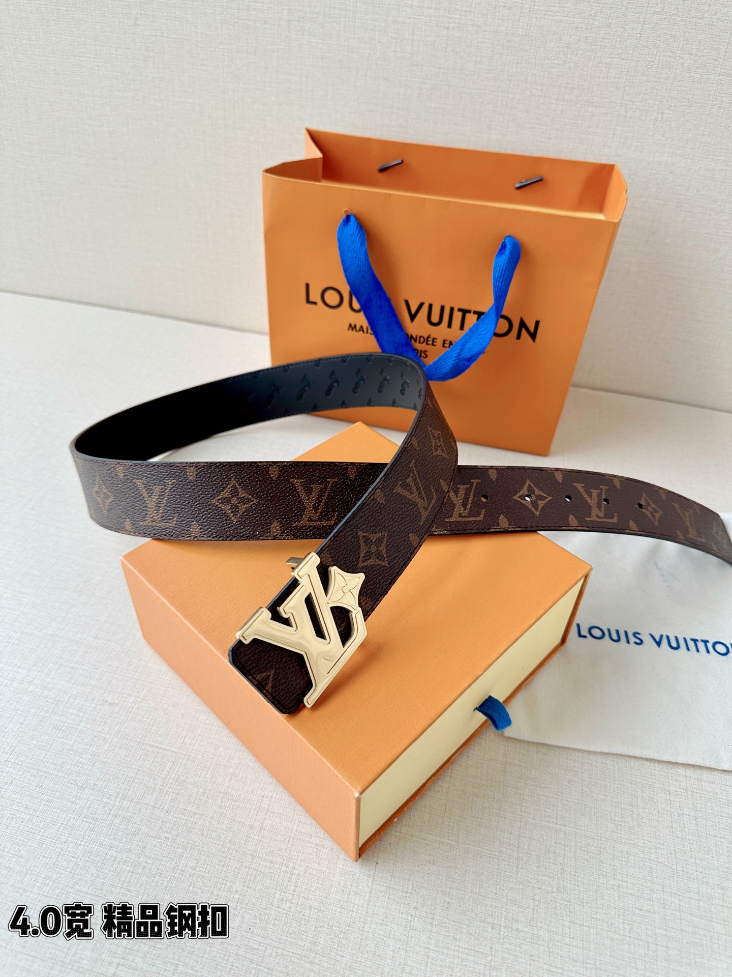 4.0宽LV Flower 双面腰带取材 Monogram 涂层帆布，借背面皮革的 LV Flower 