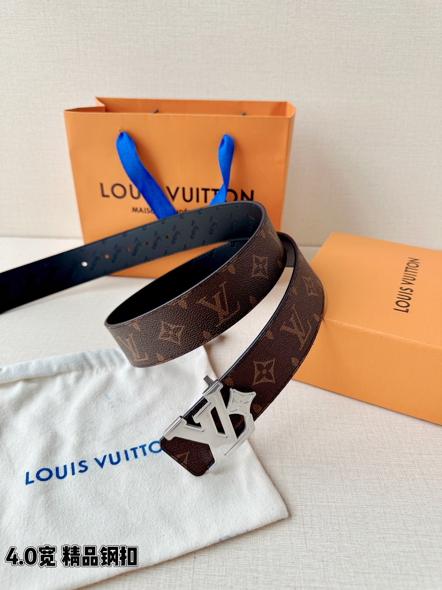 4.0宽LV Flower 双面腰带取材 Monogram 涂层帆布，借背面皮革的 LV Flower 