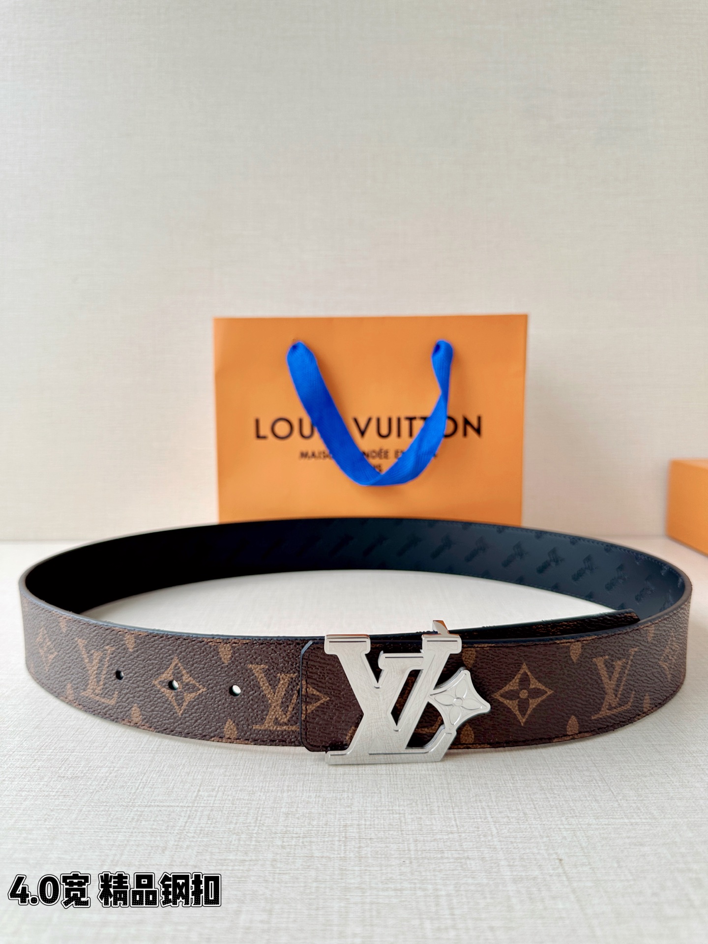 4.0宽LV Flower 双面腰带取材 Monogram 涂层帆布，借背面皮革的 LV Flower 