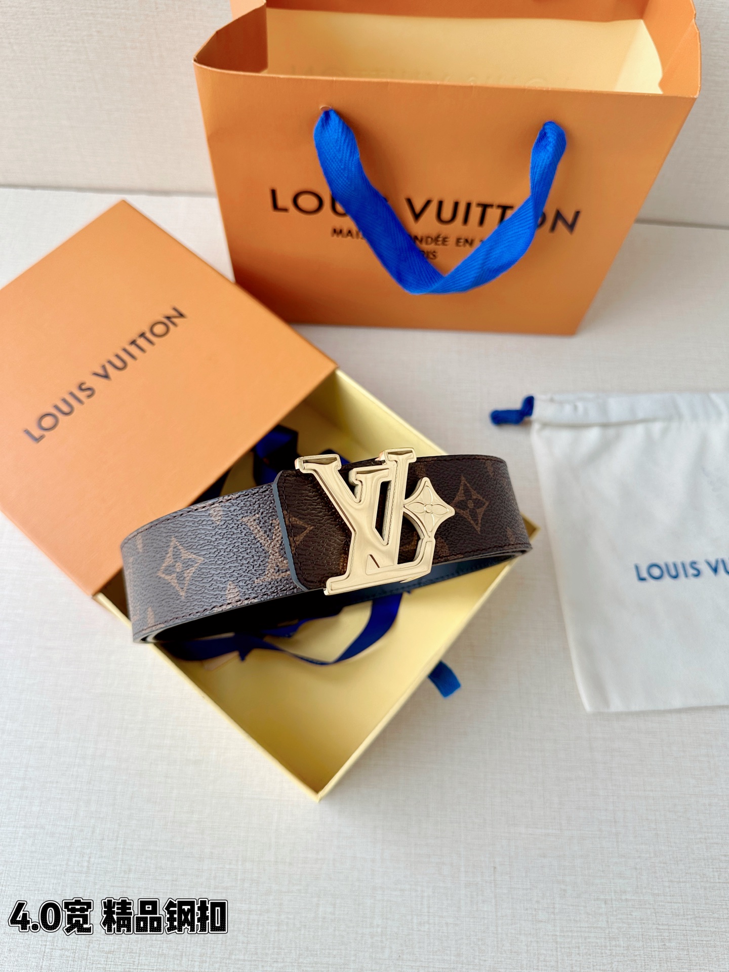 4.0宽LV Flower 双面腰带取材 Monogram 涂层帆布，借背面皮革的 LV Flower 