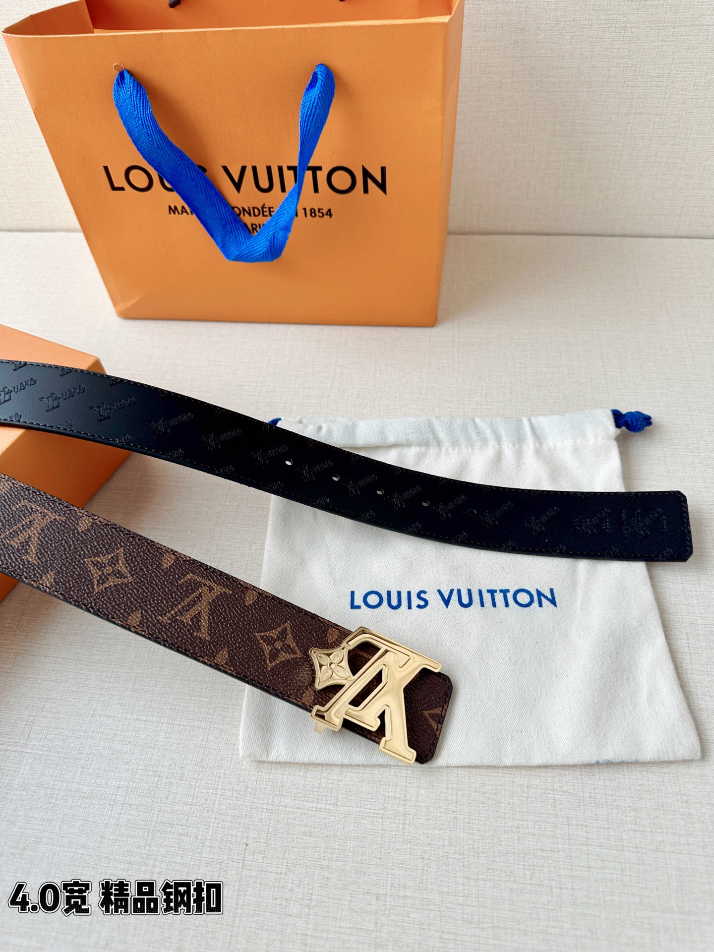 4.0宽LV Flower 双面腰带取材 Monogram 涂层帆布，借背面皮革的 LV Flower 