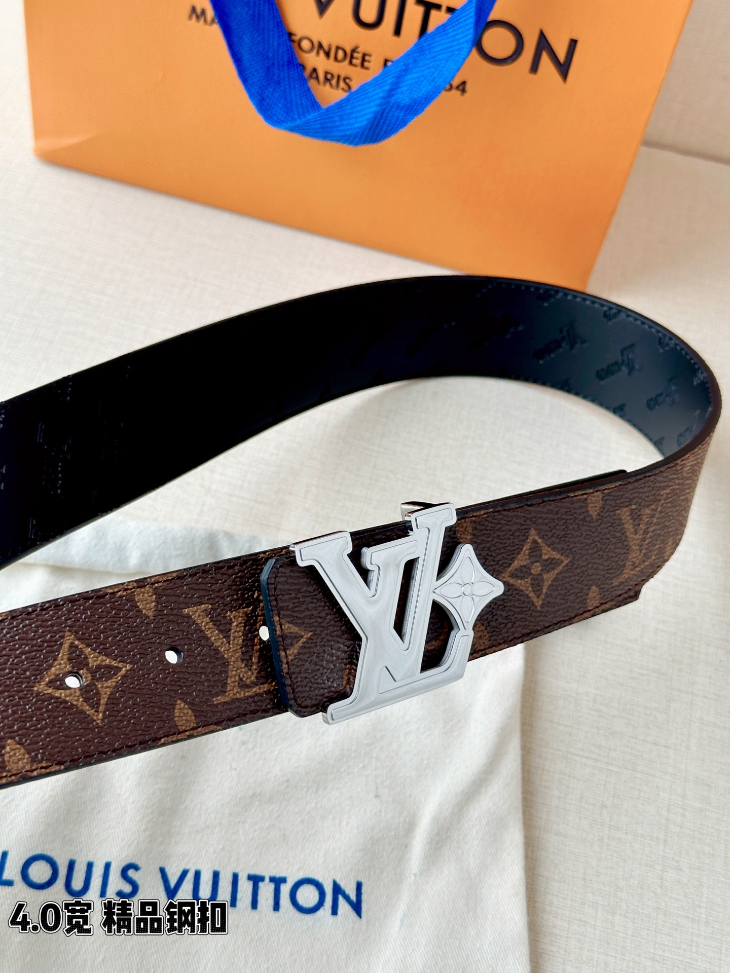 4.0宽LV Flower 双面腰带取材 Monogram 涂层帆布，借背面皮革的 LV Flower 