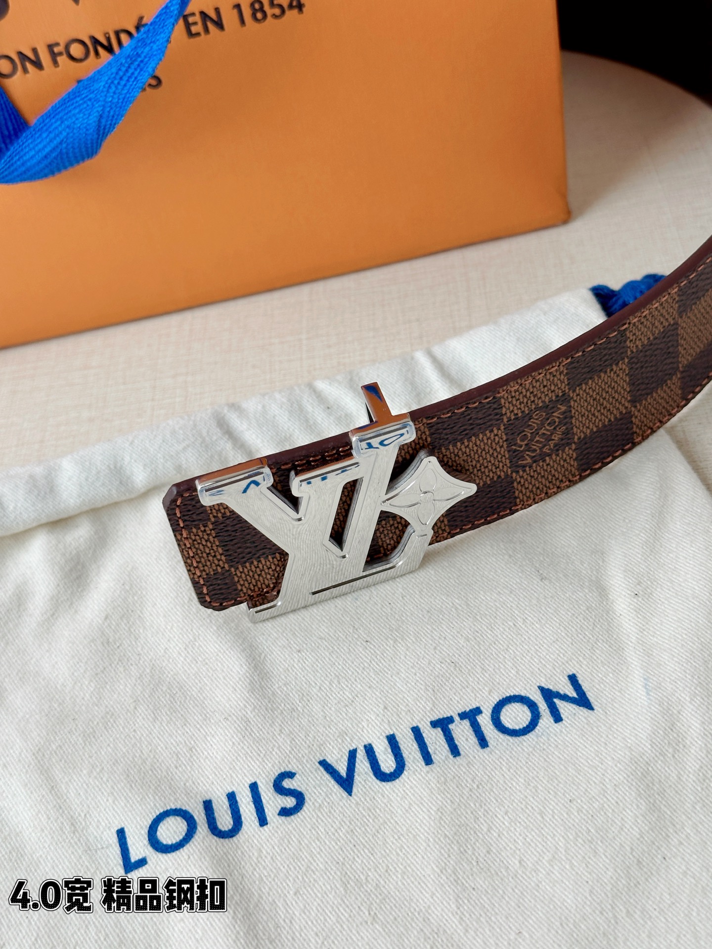 4.0宽LV Flower 双面腰带取材 Monogram 涂层帆布，借背面皮革的 LV Flower 