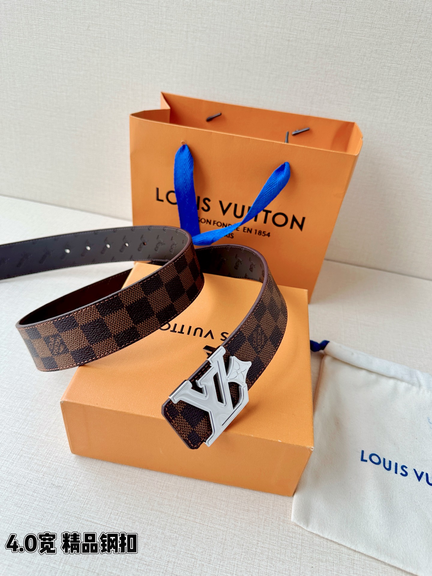 4.0宽LV Flower 双面腰带取材 Monogram 涂层帆布，借背面皮革的 LV Flower 