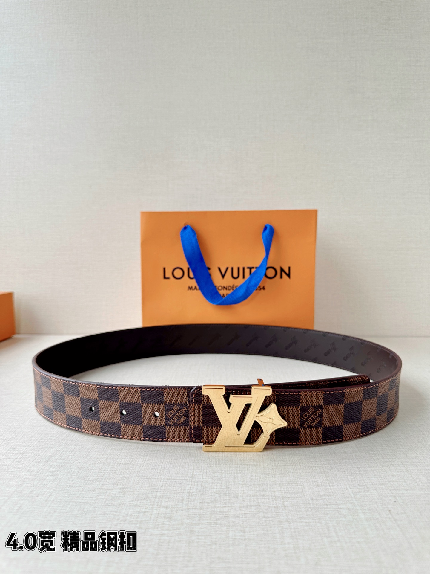 4.0宽LV Flower 双面腰带取材 Monogram 涂层帆布，借背面皮革的 LV Flower 