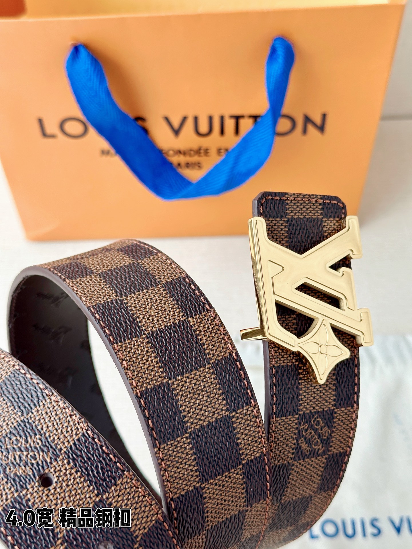 4.0宽LV Flower 双面腰带取材 Monogram 涂层帆布，借背面皮革的 LV Flower 