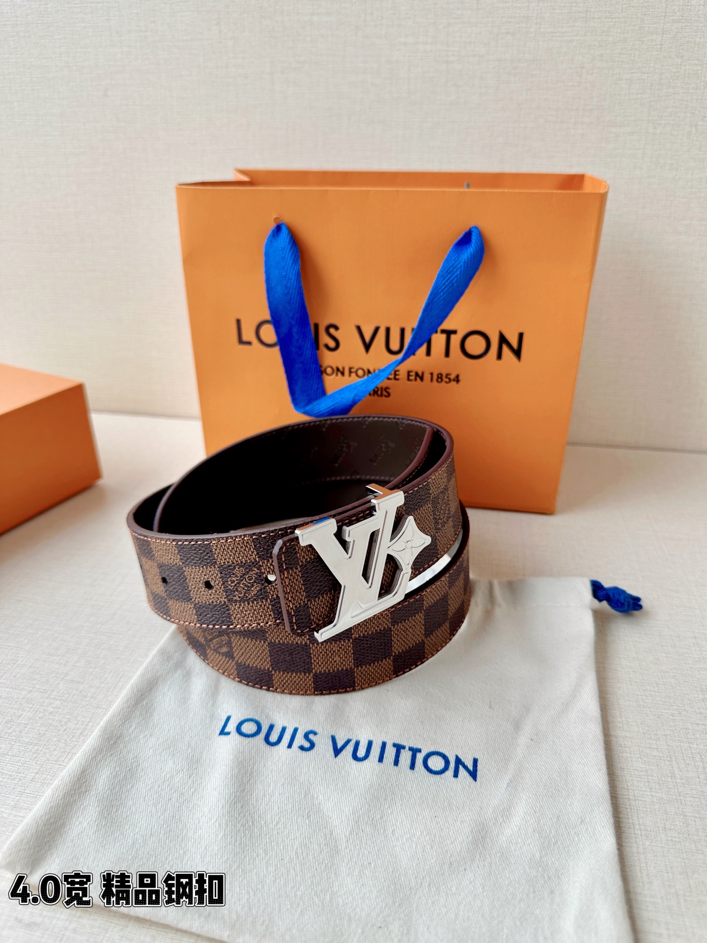 4.0宽LV Flower 双面腰带取材 Monogram 涂层帆布，借背面皮革的 LV Flower 