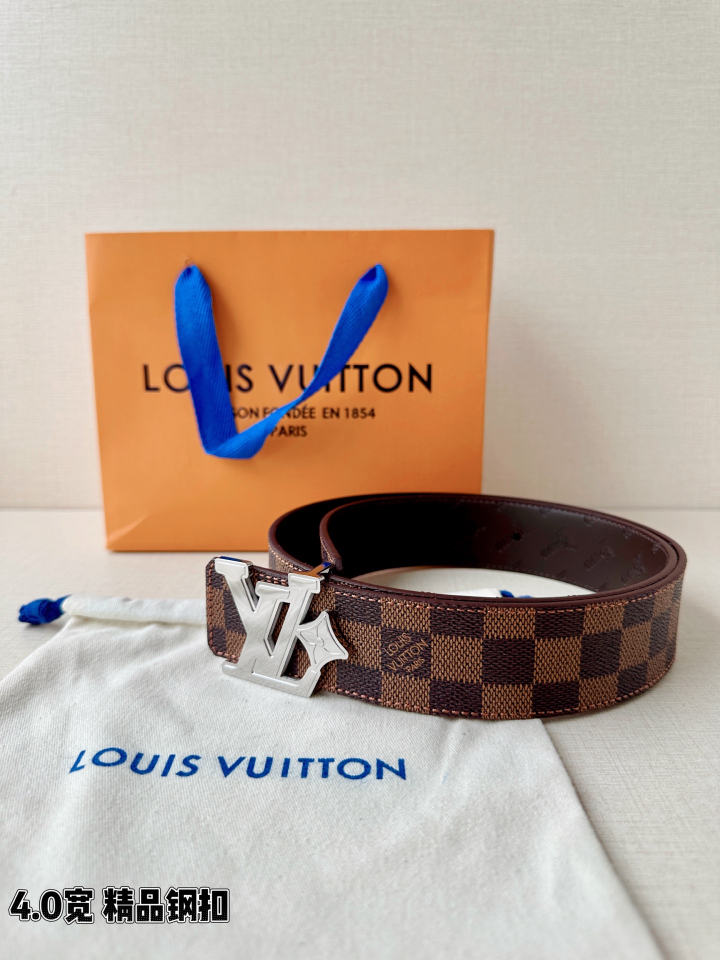 4.0宽LV Flower 双面腰带取材 Monogram 涂层帆布，借背面皮革的 LV Flower 