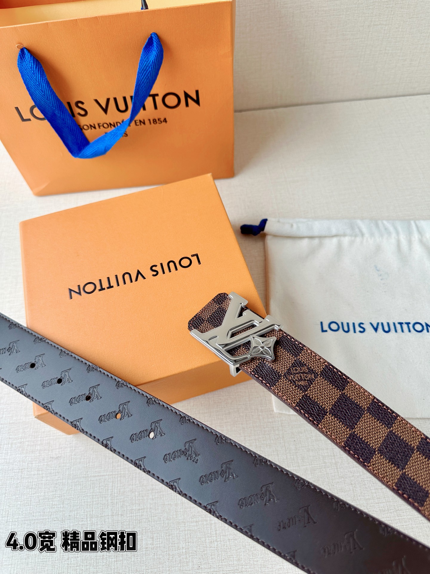 4.0宽LV Flower 双面腰带取材 Monogram 涂层帆布，借背面皮革的 LV Flower 