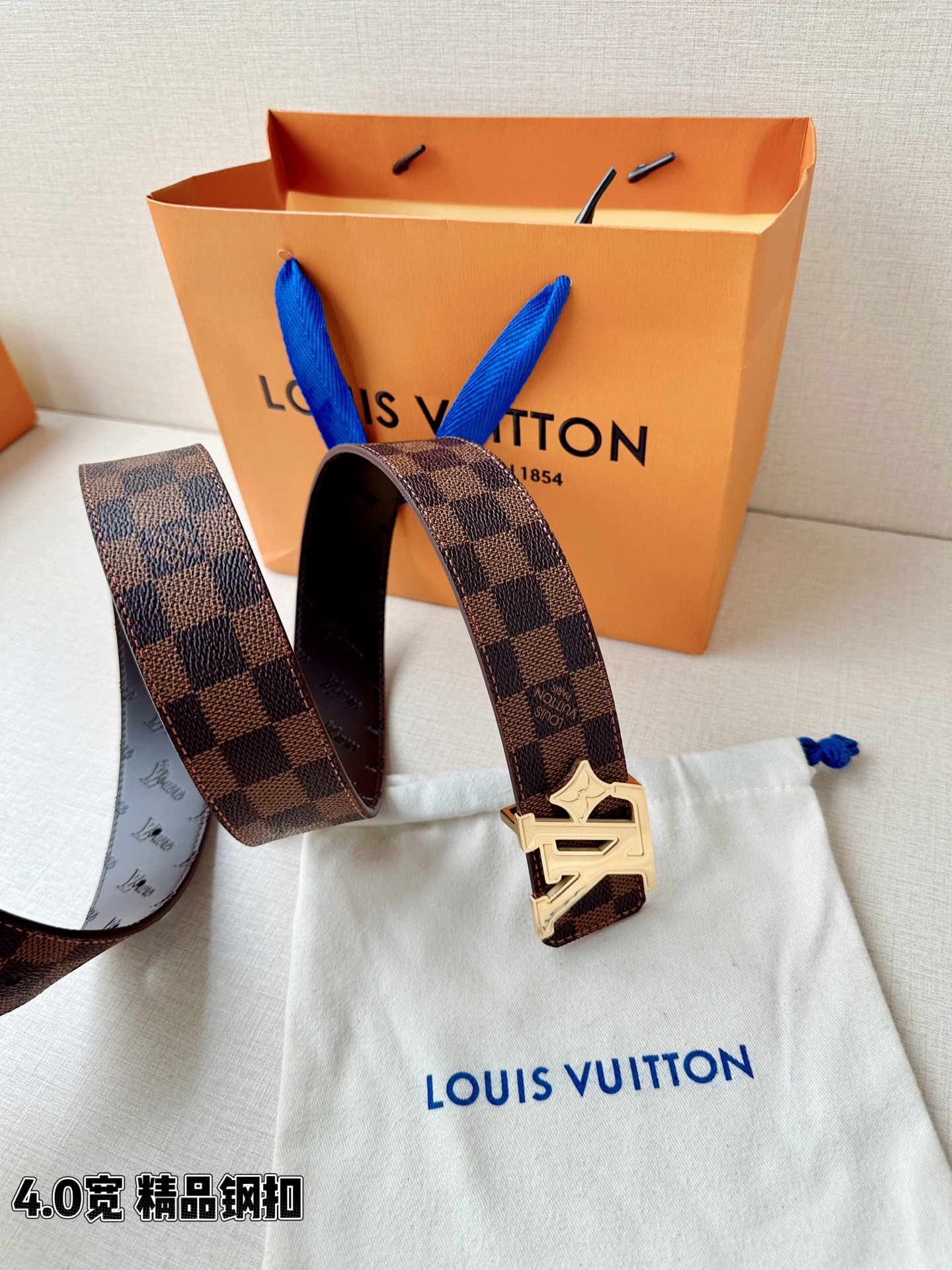 4.0宽LV Flower 双面腰带取材 Monogram 涂层帆布，借背面皮革的 LV Flower 