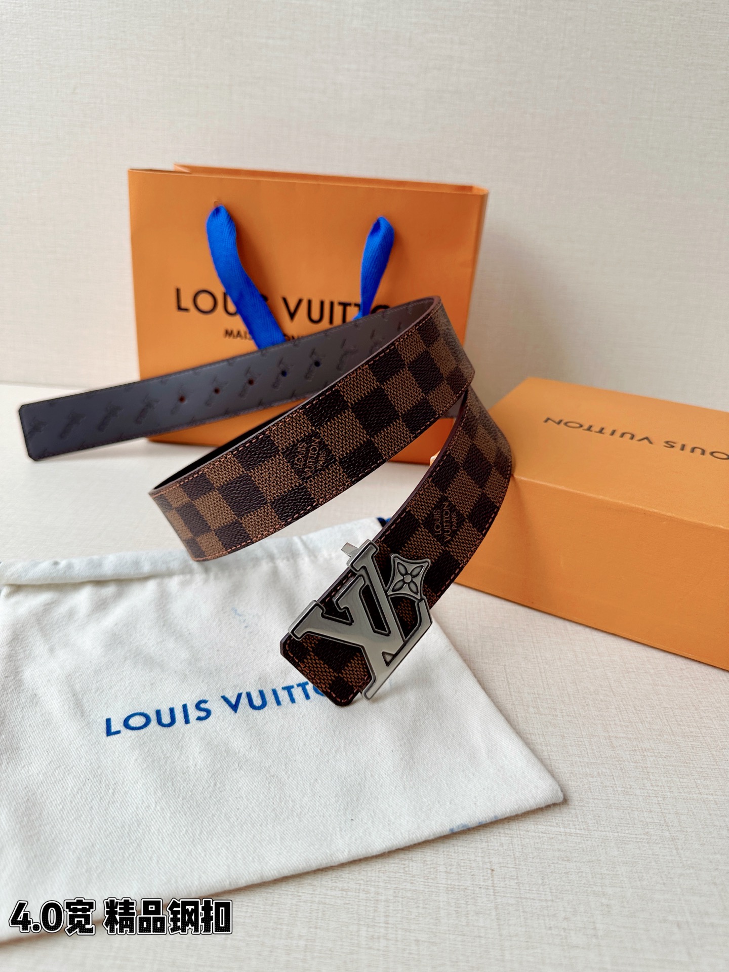 4.0宽LV Flower 双面腰带取材 Monogram 涂层帆布，借背面皮革的 LV Flower 