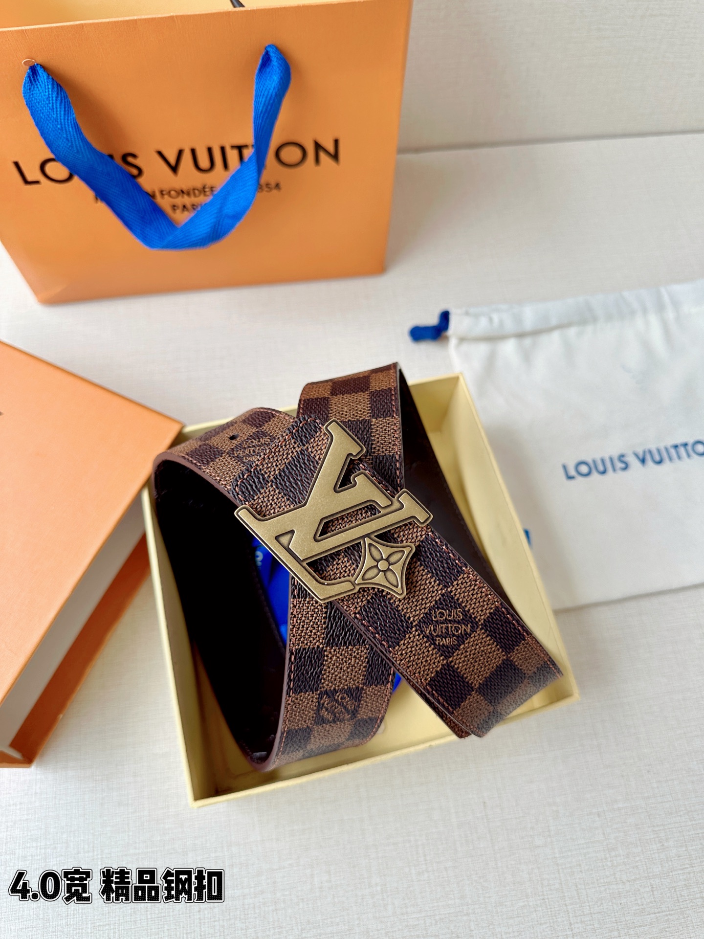 4.0宽LV Flower 双面腰带取材 Monogram 涂层帆布，借背面皮革的 LV Flower 
