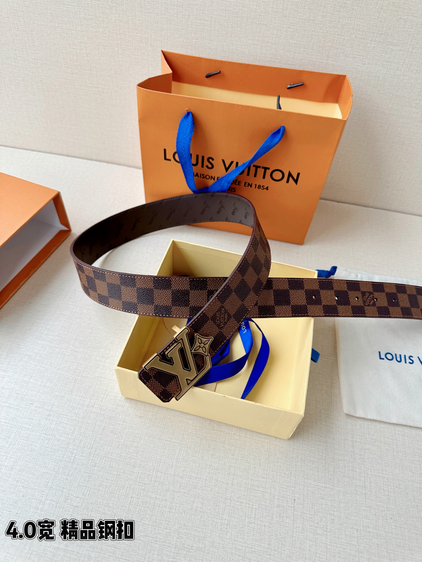 4.0宽LV Flower 双面腰带取材 Monogram 涂层帆布，借背面皮革的 LV Flower 