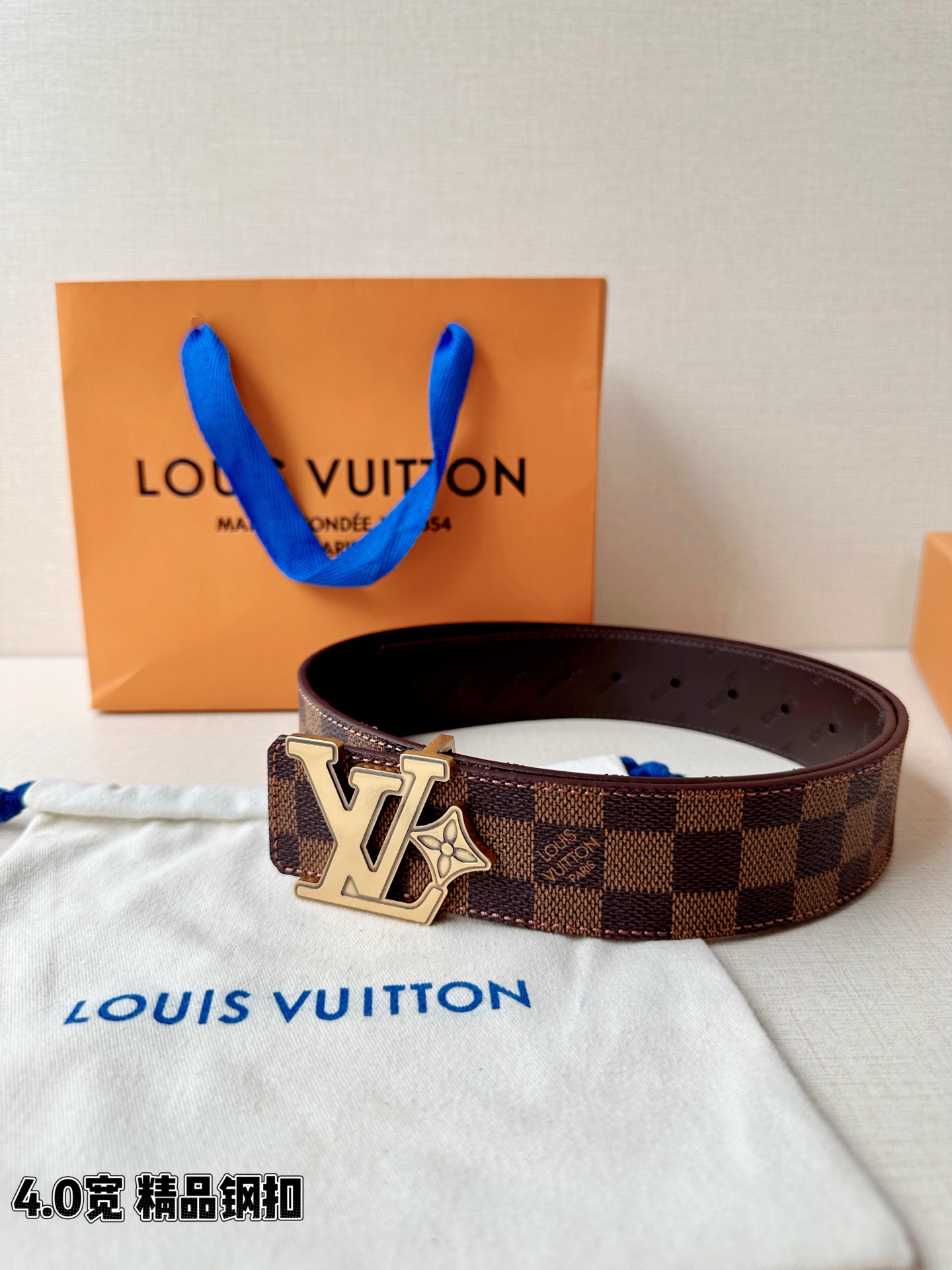 4.0宽LV Flower 双面腰带取材 Monogram 涂层帆布，借背面皮革的 LV Flower 