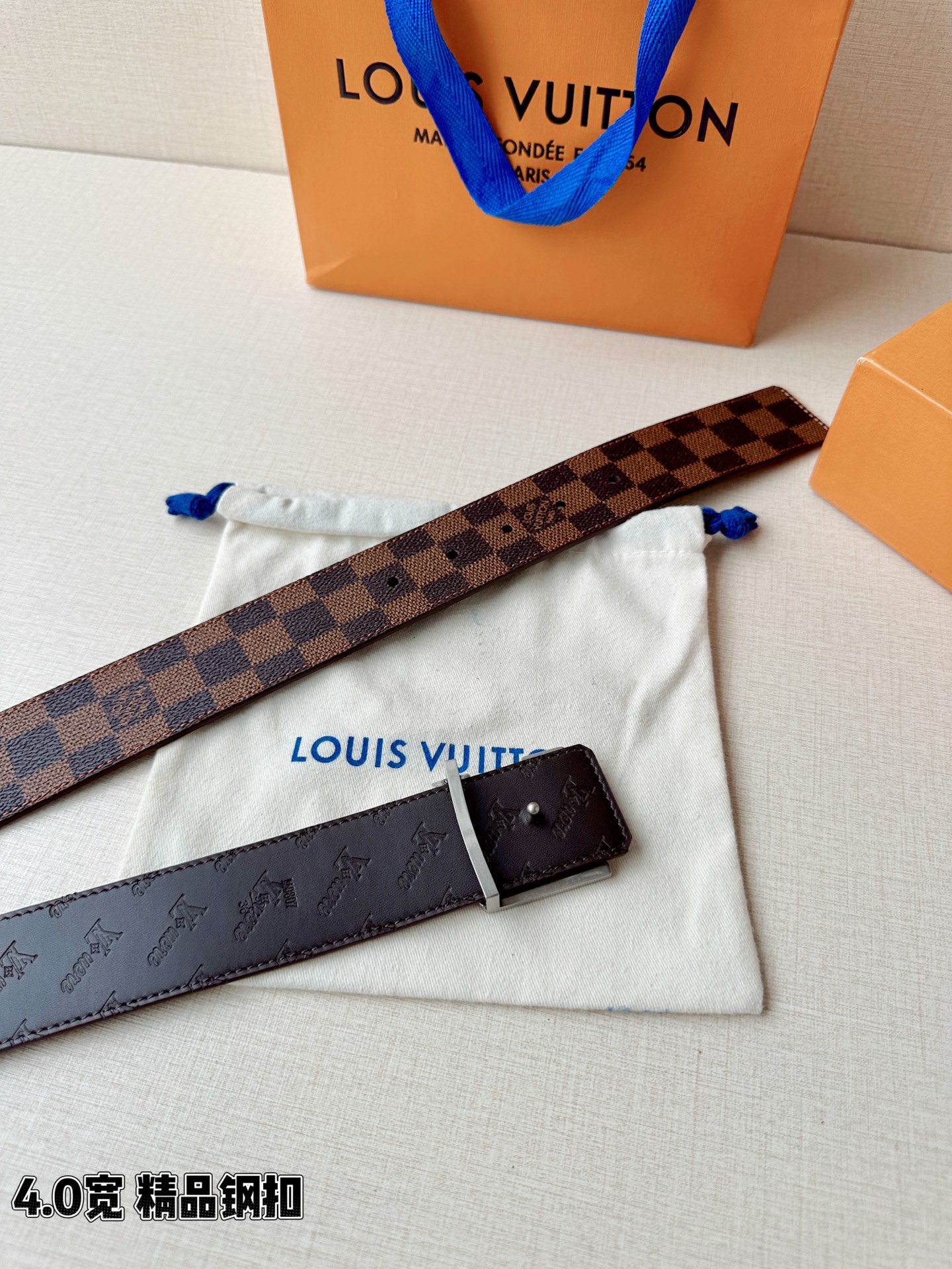 4.0宽LV Flower 双面腰带取材 Monogram 涂层帆布，借背面皮革的 LV Flower 