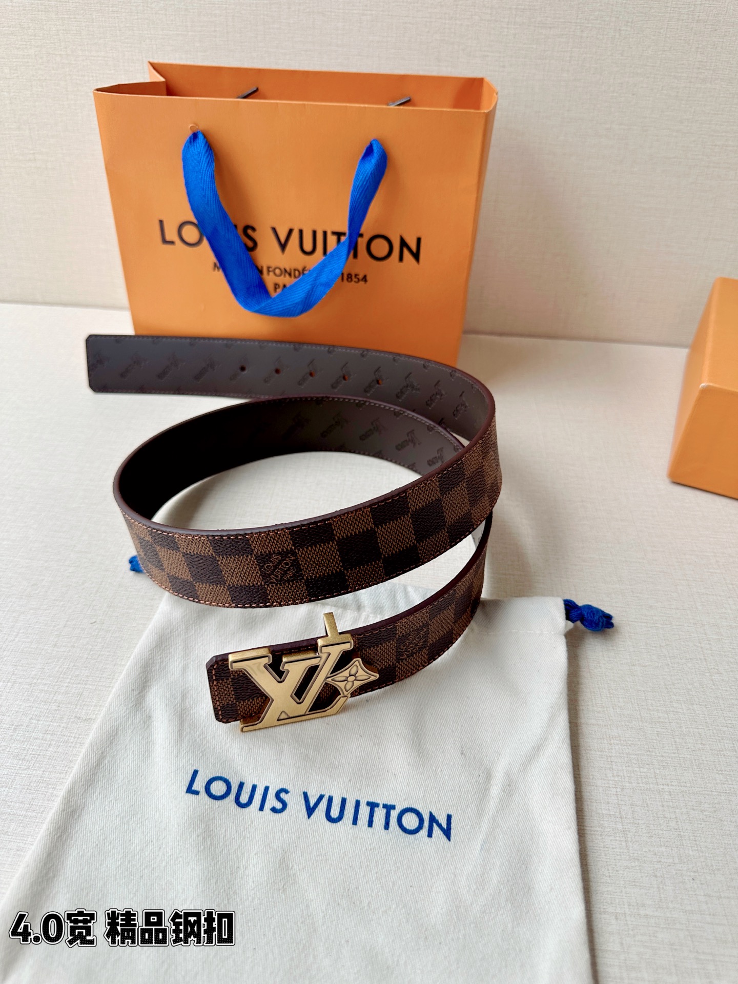 4.0宽LV Flower 双面腰带取材 Monogram 涂层帆布，借背面皮革的 LV Flower 