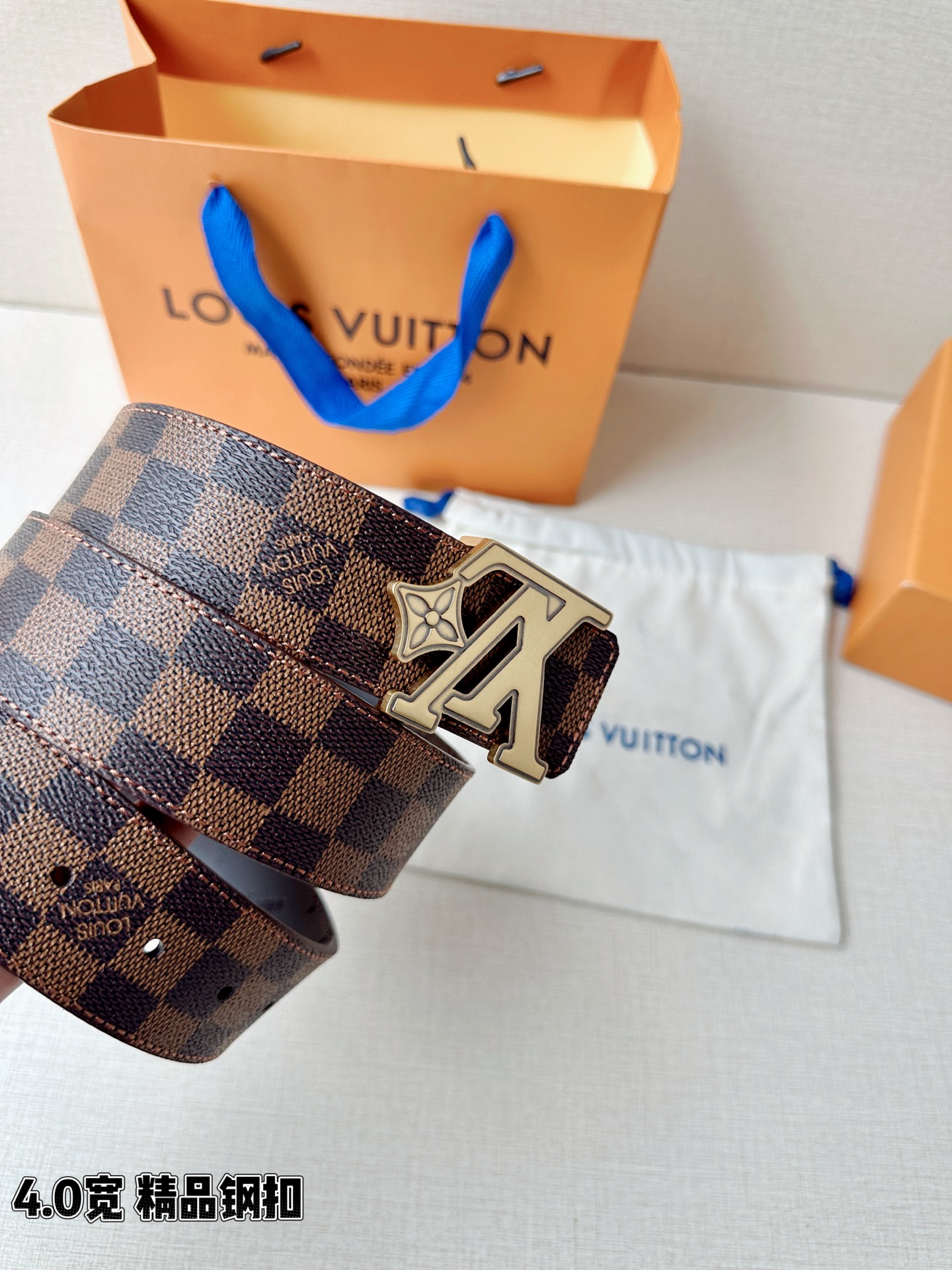 4.0宽LV Flower 双面腰带取材 Monogram 涂层帆布，借背面皮革的 LV Flower 