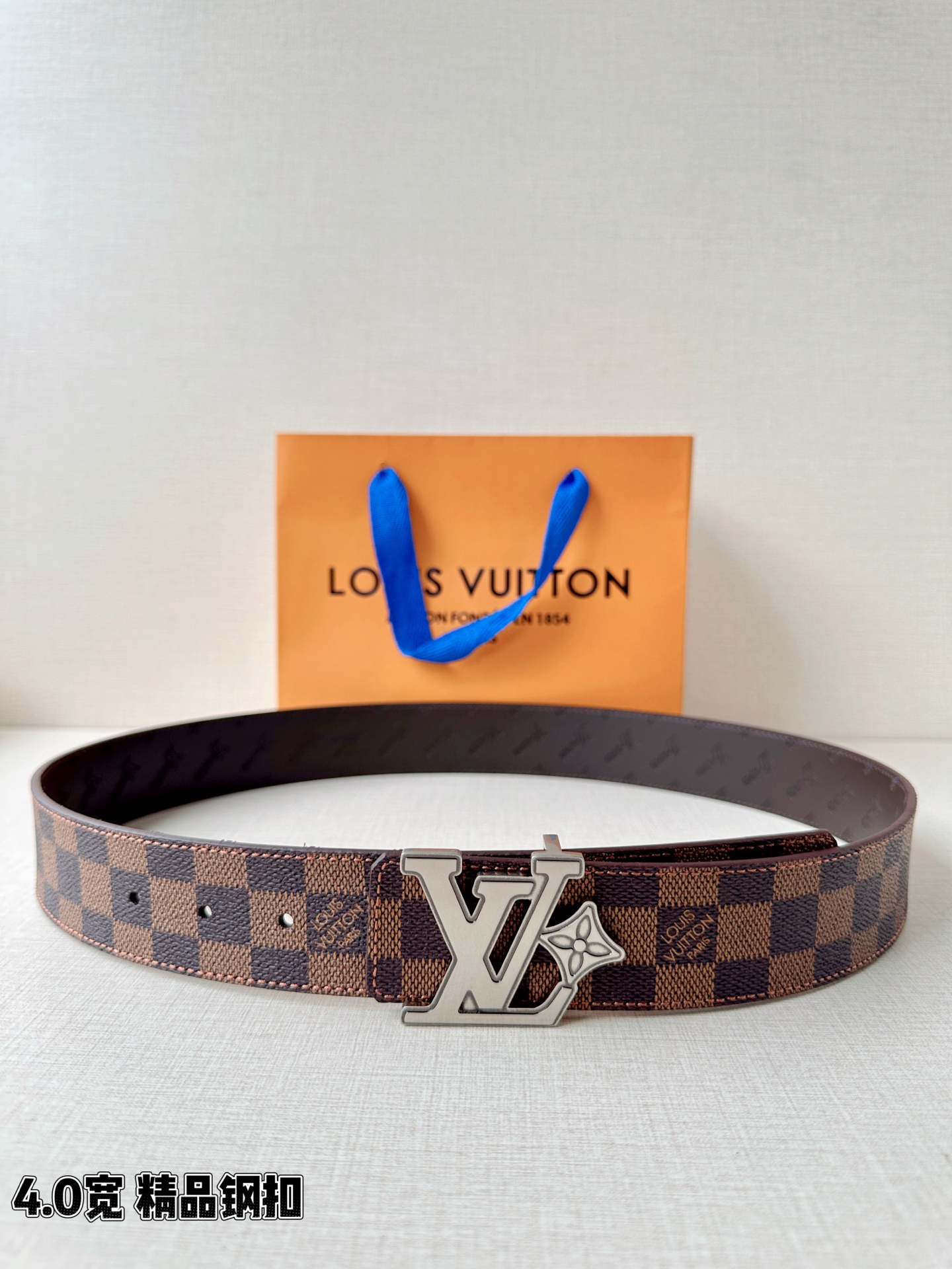 4.0宽LV Flower 双面腰带取材 Monogram 涂层帆布，借背面皮革的 LV Flower 