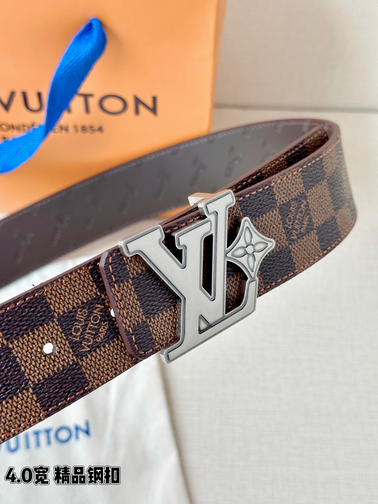 4.0宽LV Flower 双面腰带取材 Monogram 涂层帆布，借背面皮革的 LV Flower 