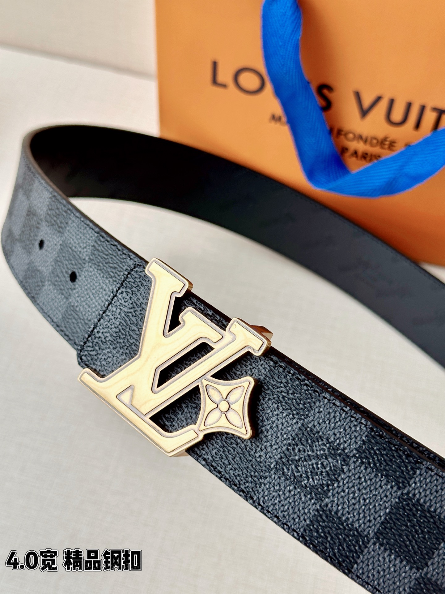 4.0宽LV Flower 双面腰带取材 Monogram 涂层帆布，借背面皮革的 LV Flower 