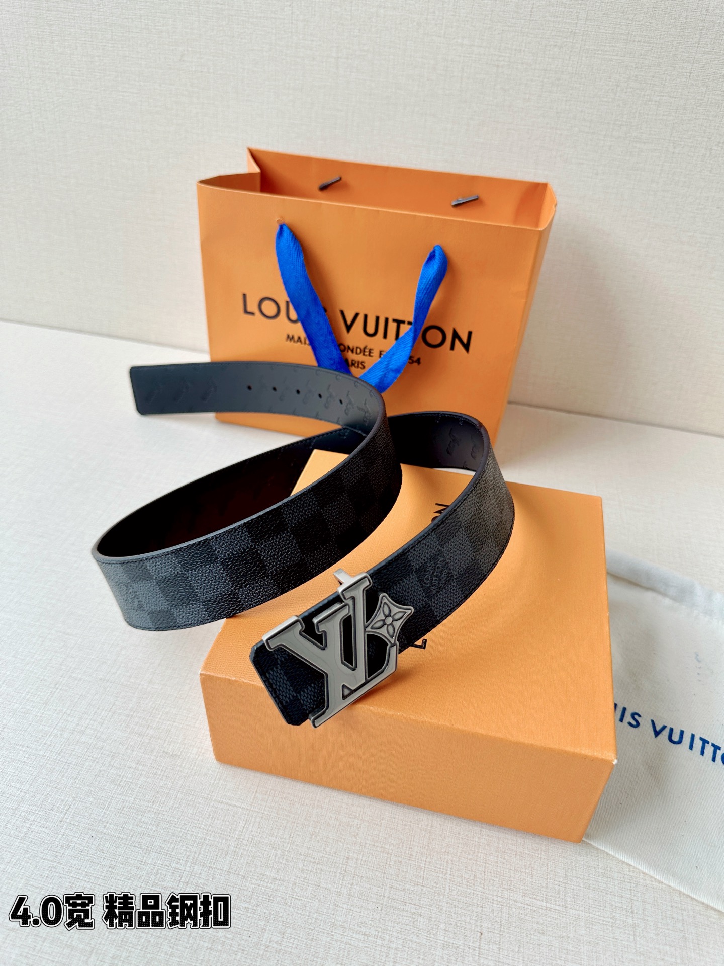 4.0宽LV Flower 双面腰带取材 Monogram 涂层帆布，借背面皮革的 LV Flower 