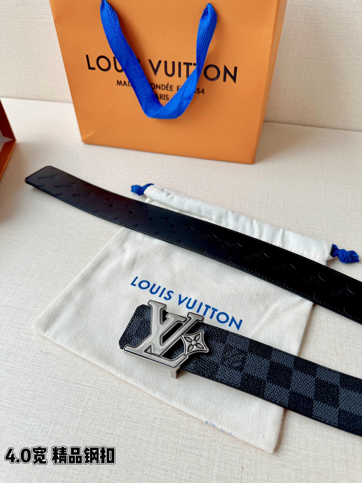 4.0宽LV Flower 双面腰带取材 Monogram 涂层帆布，借背面皮革的 LV Flower 