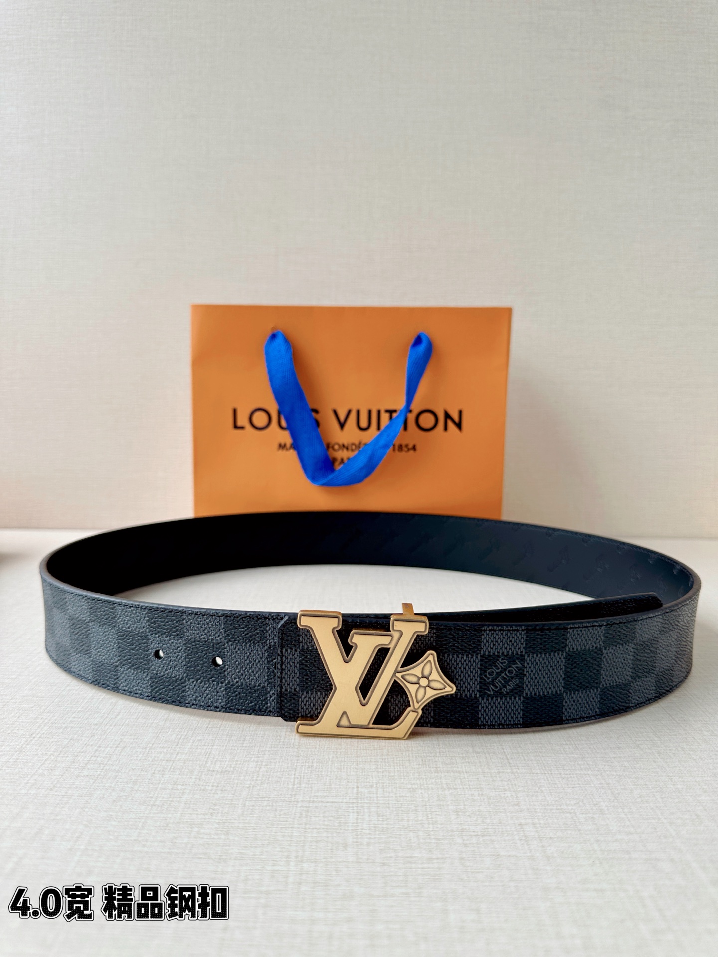 4.0宽LV Flower 双面腰带取材 Monogram 涂层帆布，借背面皮革的 LV Flower 