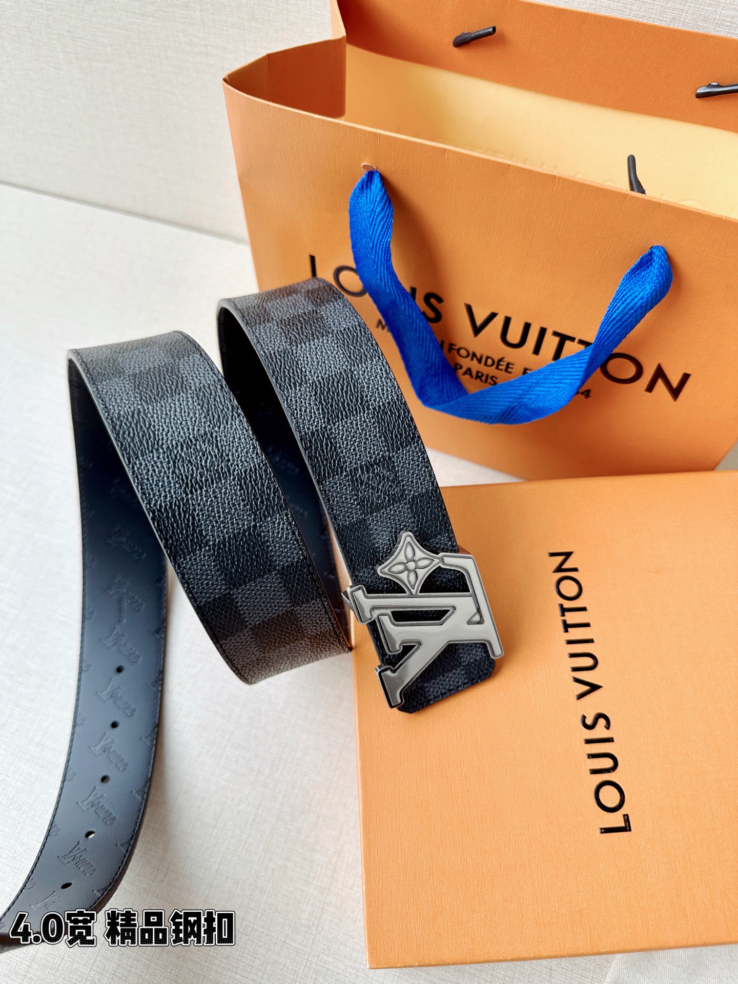 4.0宽LV Flower 双面腰带取材 Monogram 涂层帆布，借背面皮革的 LV Flower 