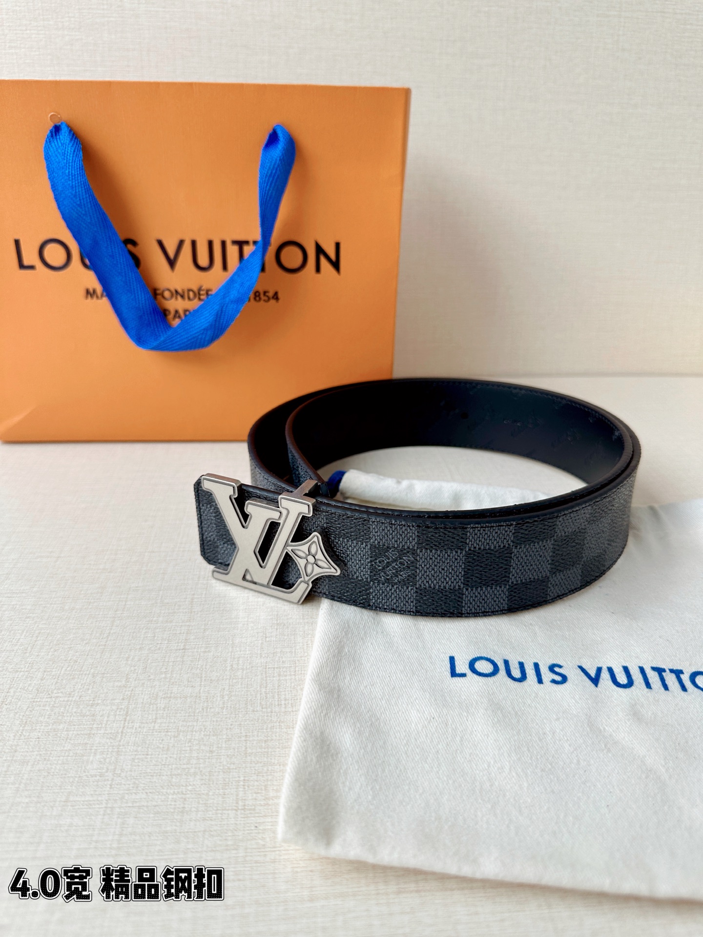 4.0宽LV Flower 双面腰带取材 Monogram 涂层帆布，借背面皮革的 LV Flower 