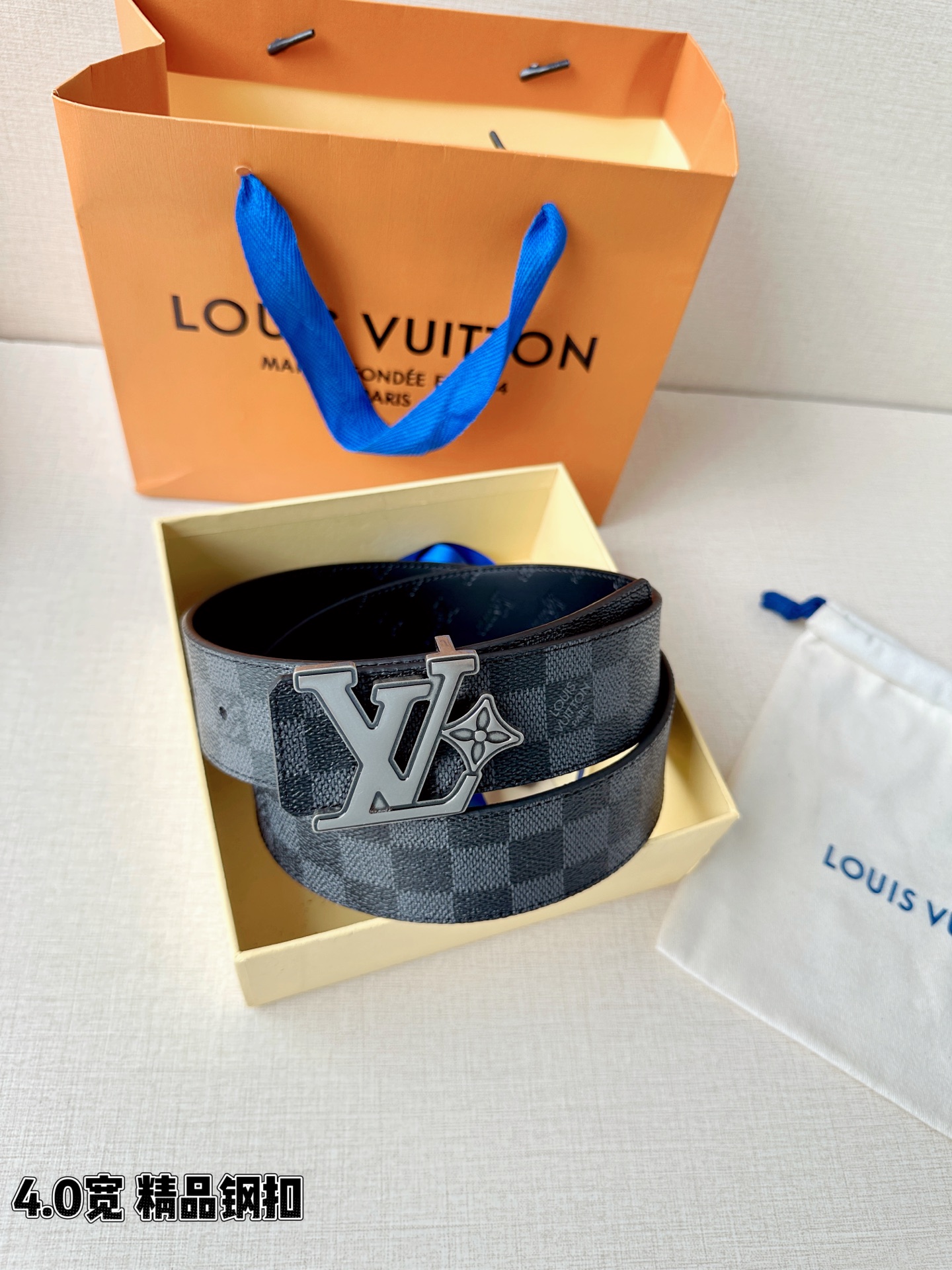 4.0宽LV Flower 双面腰带取材 Monogram 涂层帆布，借背面皮革的 LV Flower 