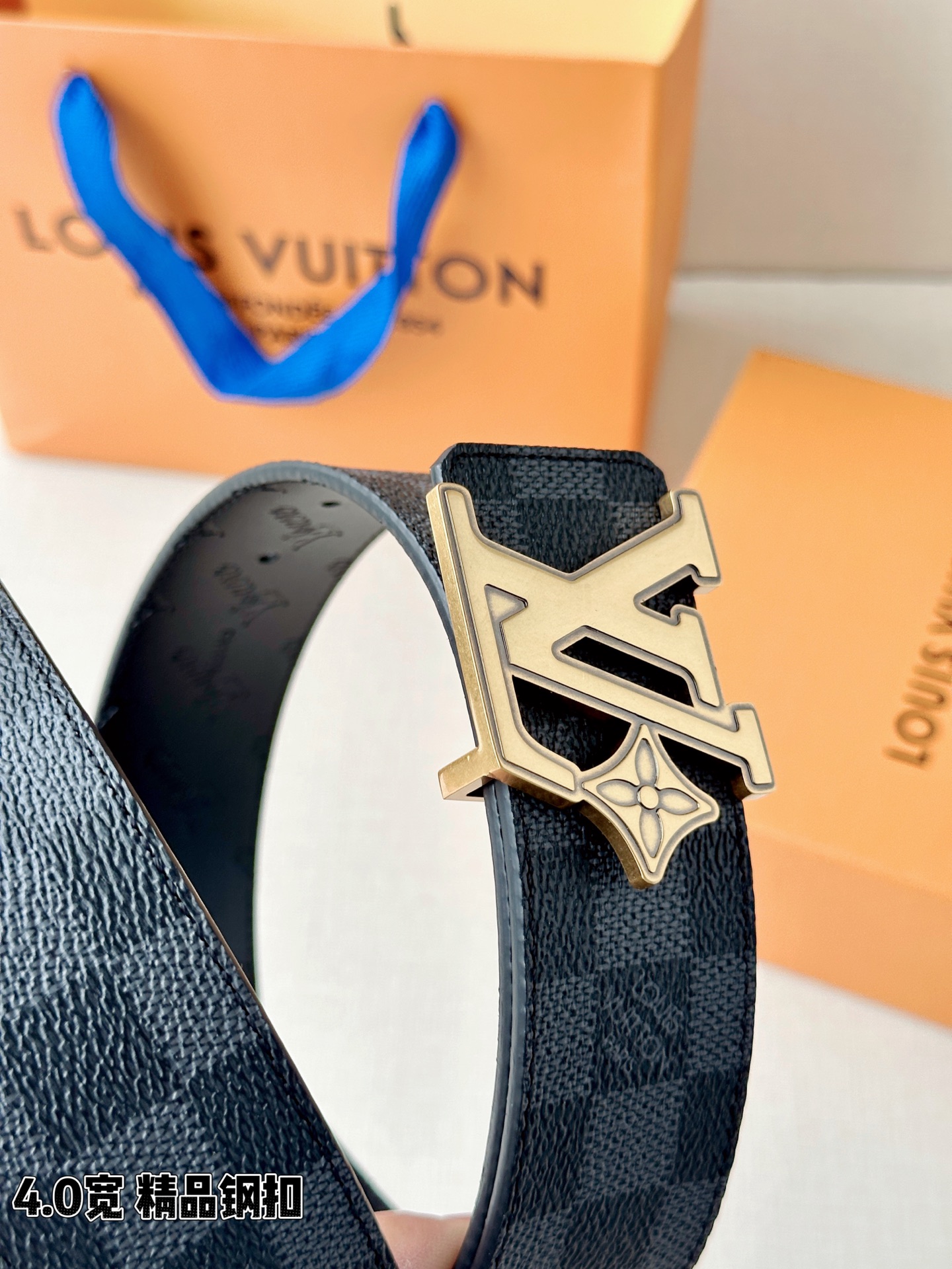 4.0宽LV Flower 双面腰带取材 Monogram 涂层帆布，借背面皮革的 LV Flower 