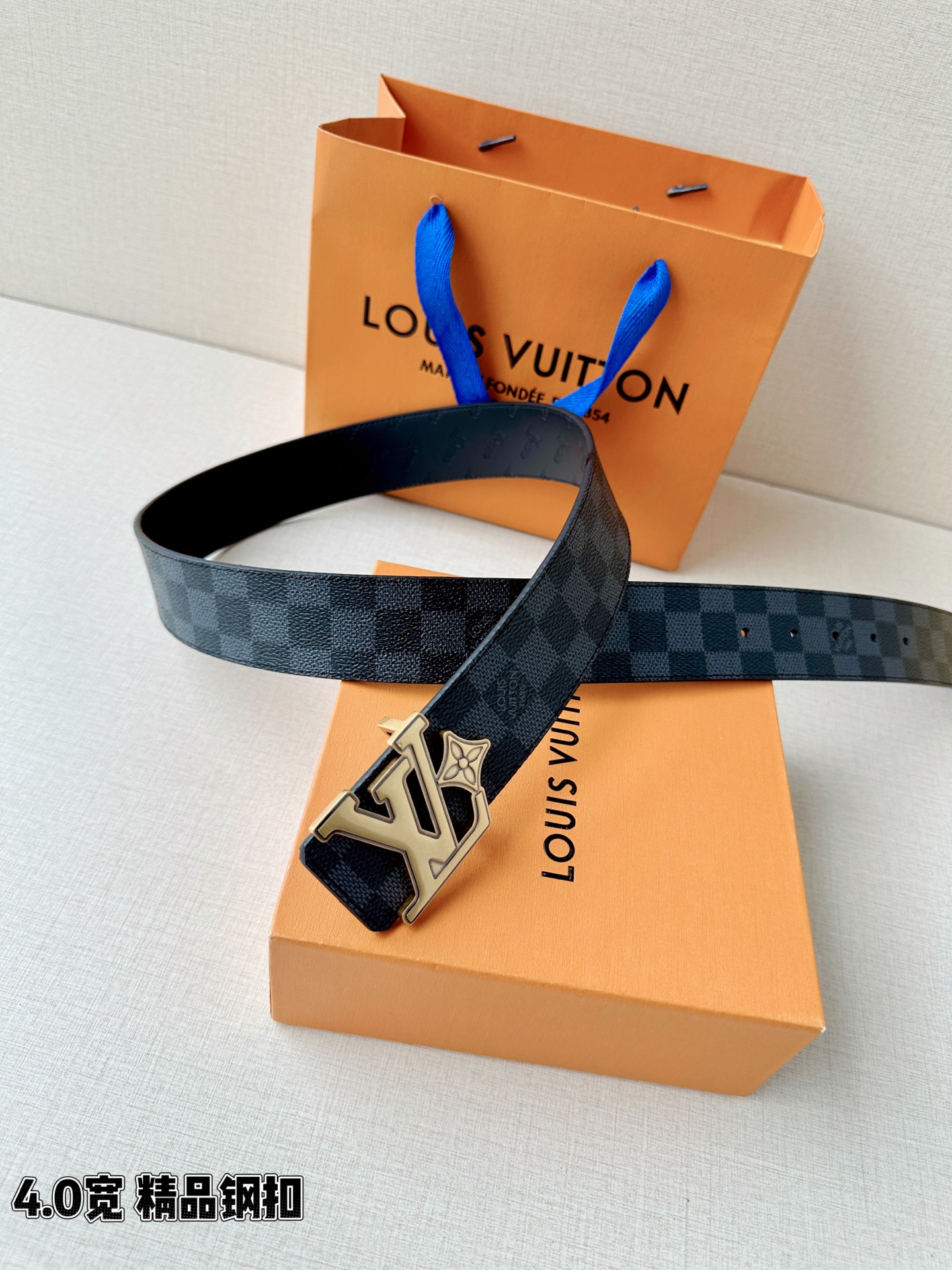 4.0宽LV Flower 双面腰带取材 Monogram 涂层帆布，借背面皮革的 LV Flower 