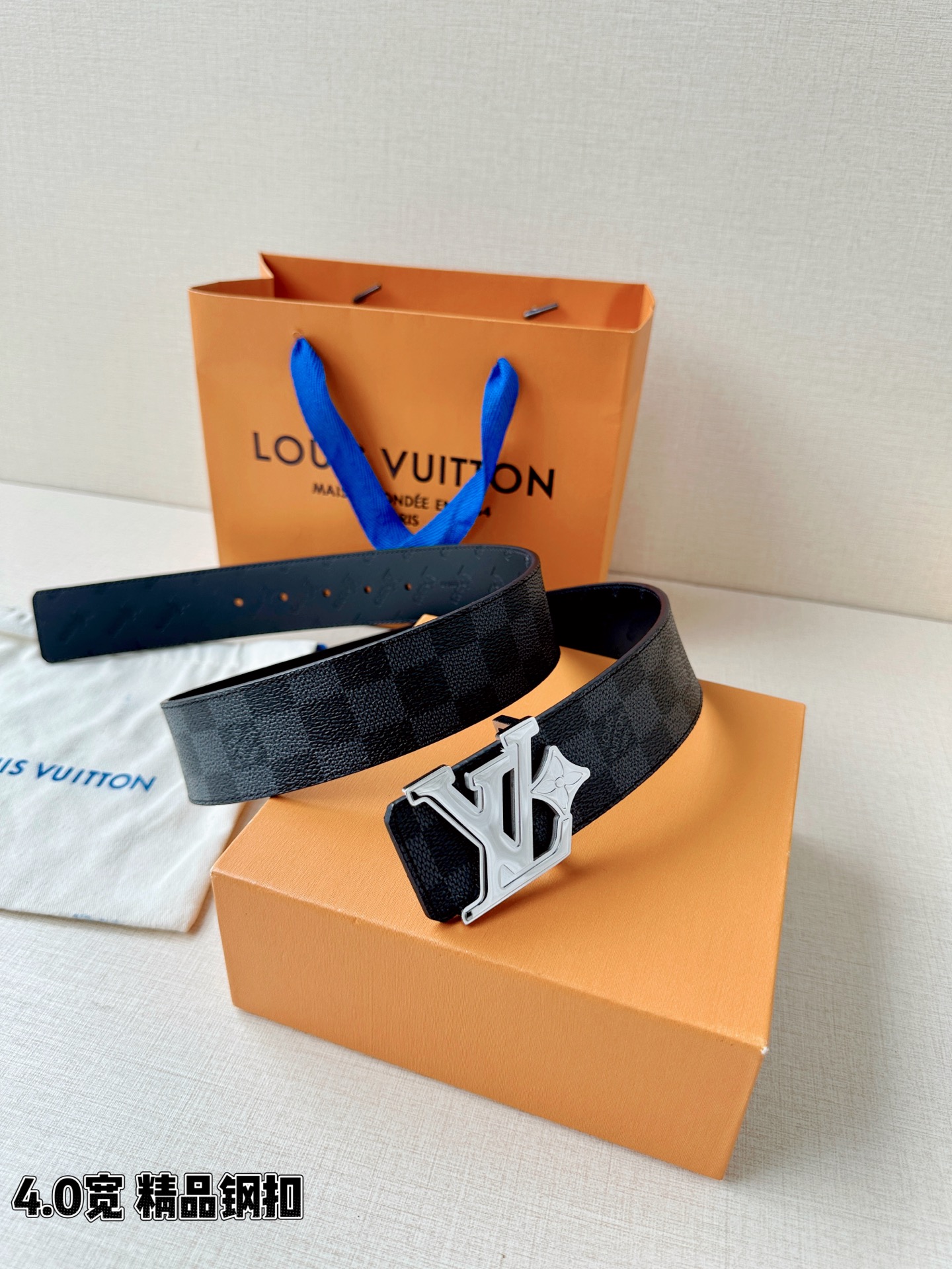 4.0宽LV Flower 双面腰带取材 Monogram 涂层帆布，借背面皮革的 LV Flower 