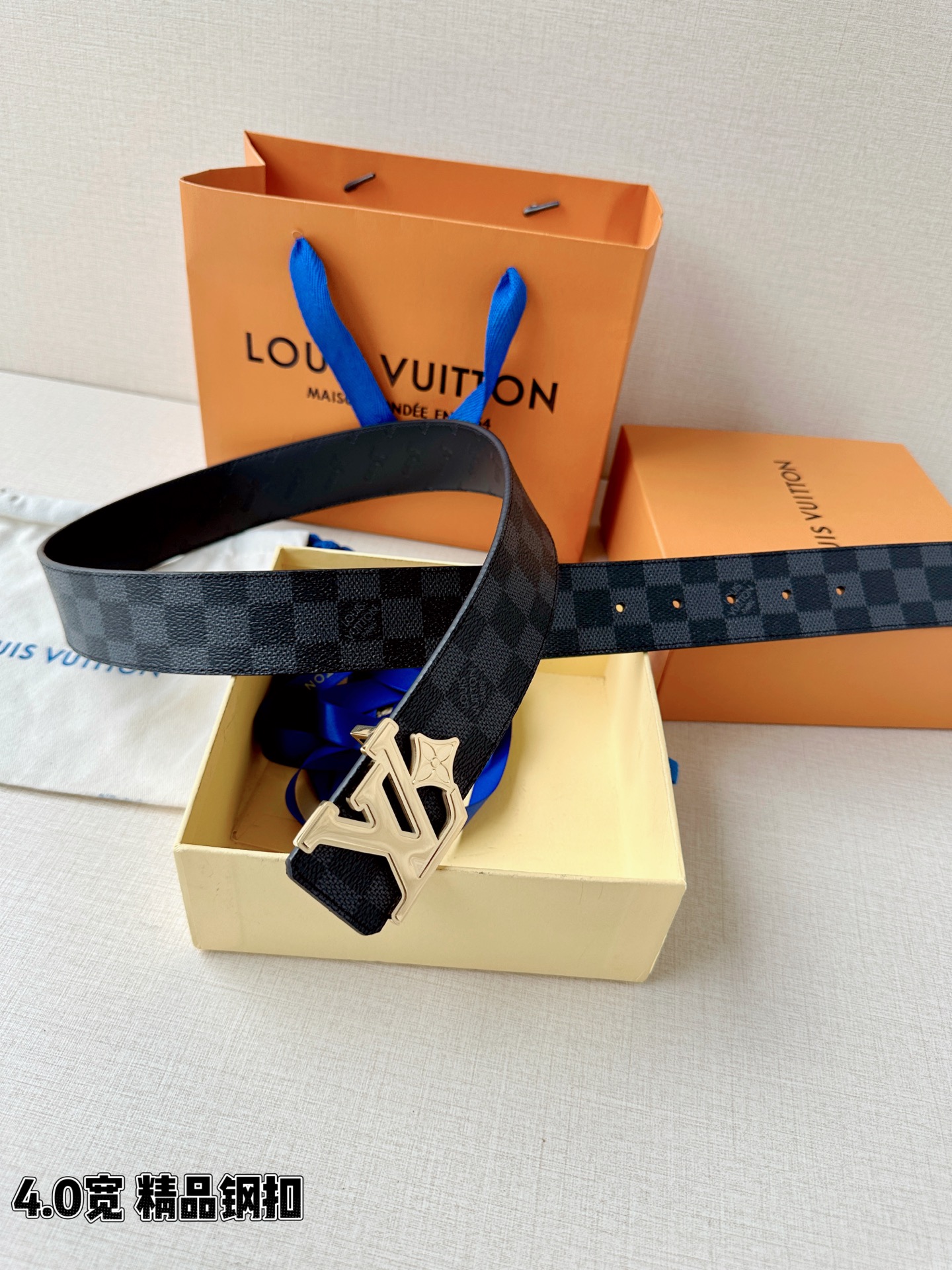 4.0宽LV Flower 双面腰带取材 Monogram 涂层帆布，借背面皮革的 LV Flower 