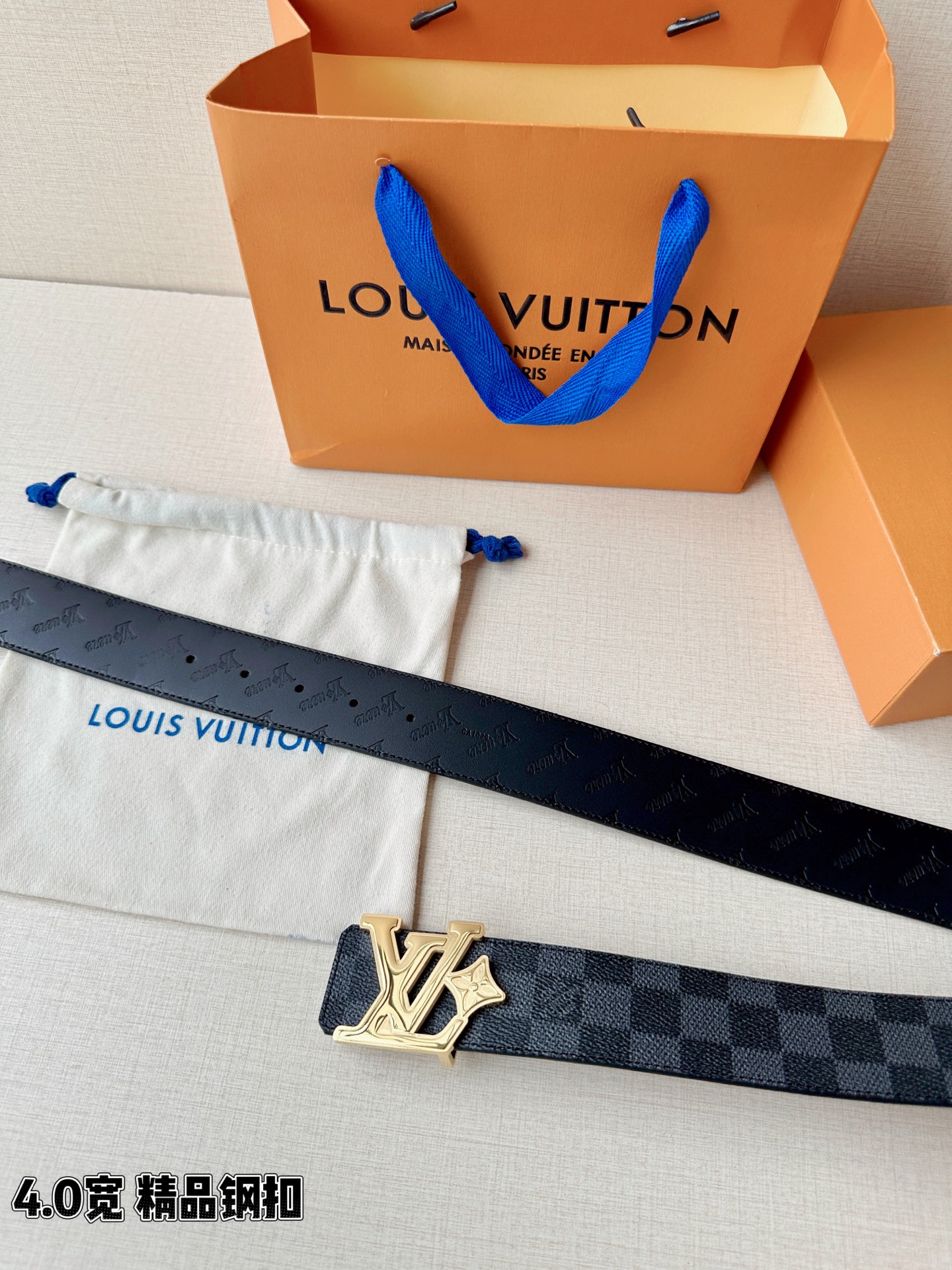 4.0宽LV Flower 双面腰带取材 Monogram 涂层帆布，借背面皮革的 LV Flower 