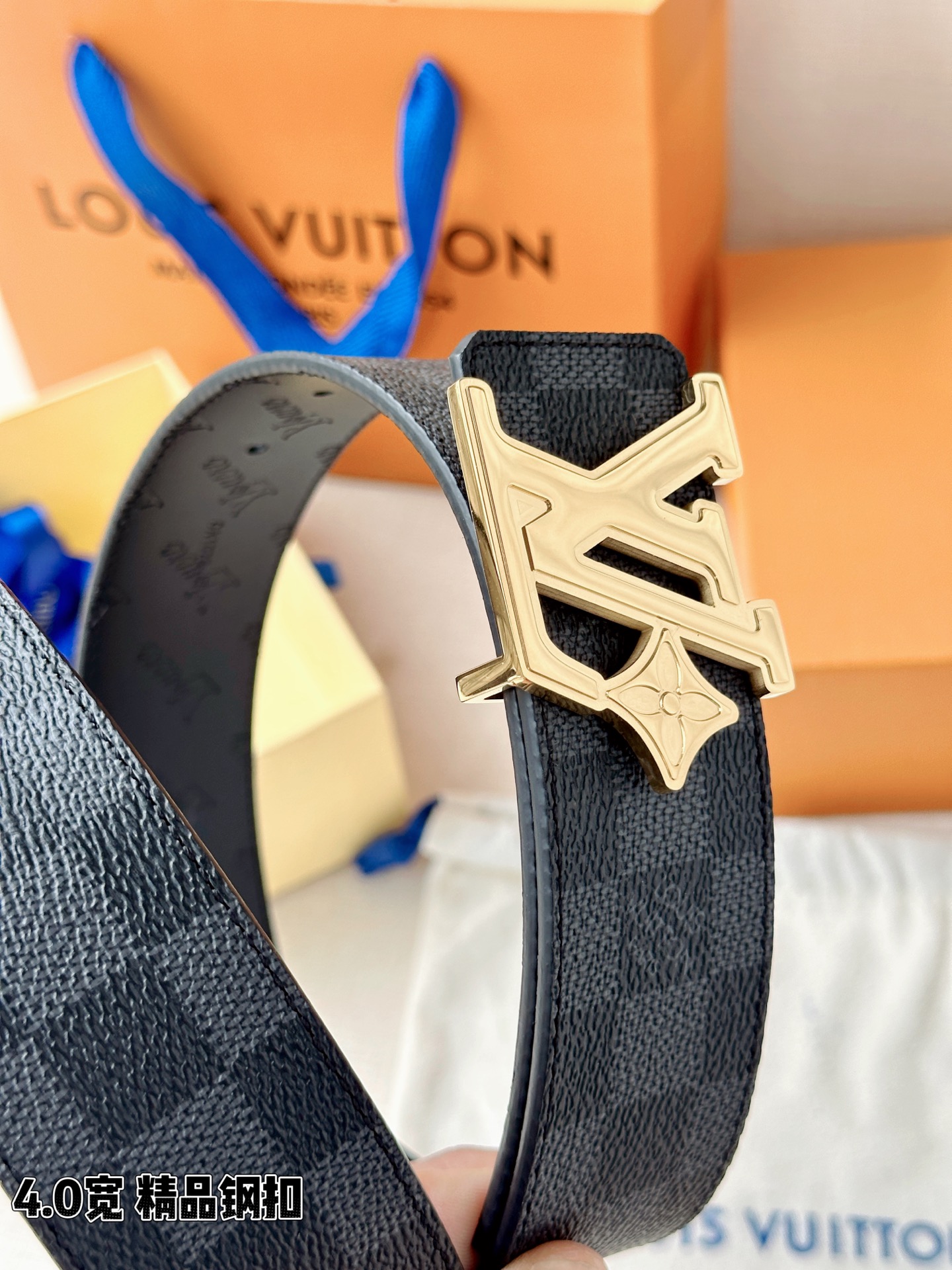 4.0宽LV Flower 双面腰带取材 Monogram 涂层帆布，借背面皮革的 LV Flower 