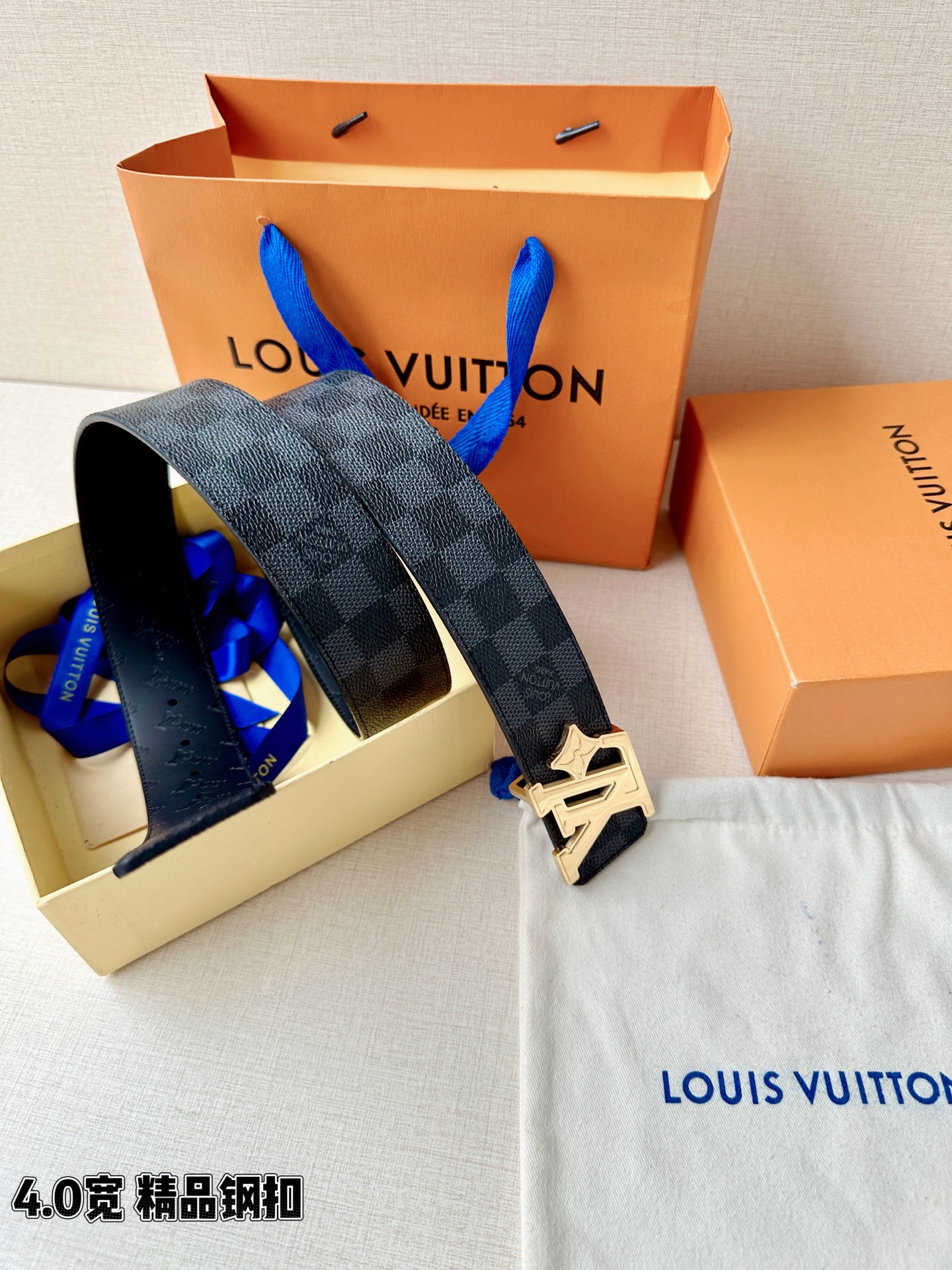 4.0宽LV Flower 双面腰带取材 Monogram 涂层帆布，借背面皮革的 LV Flower 