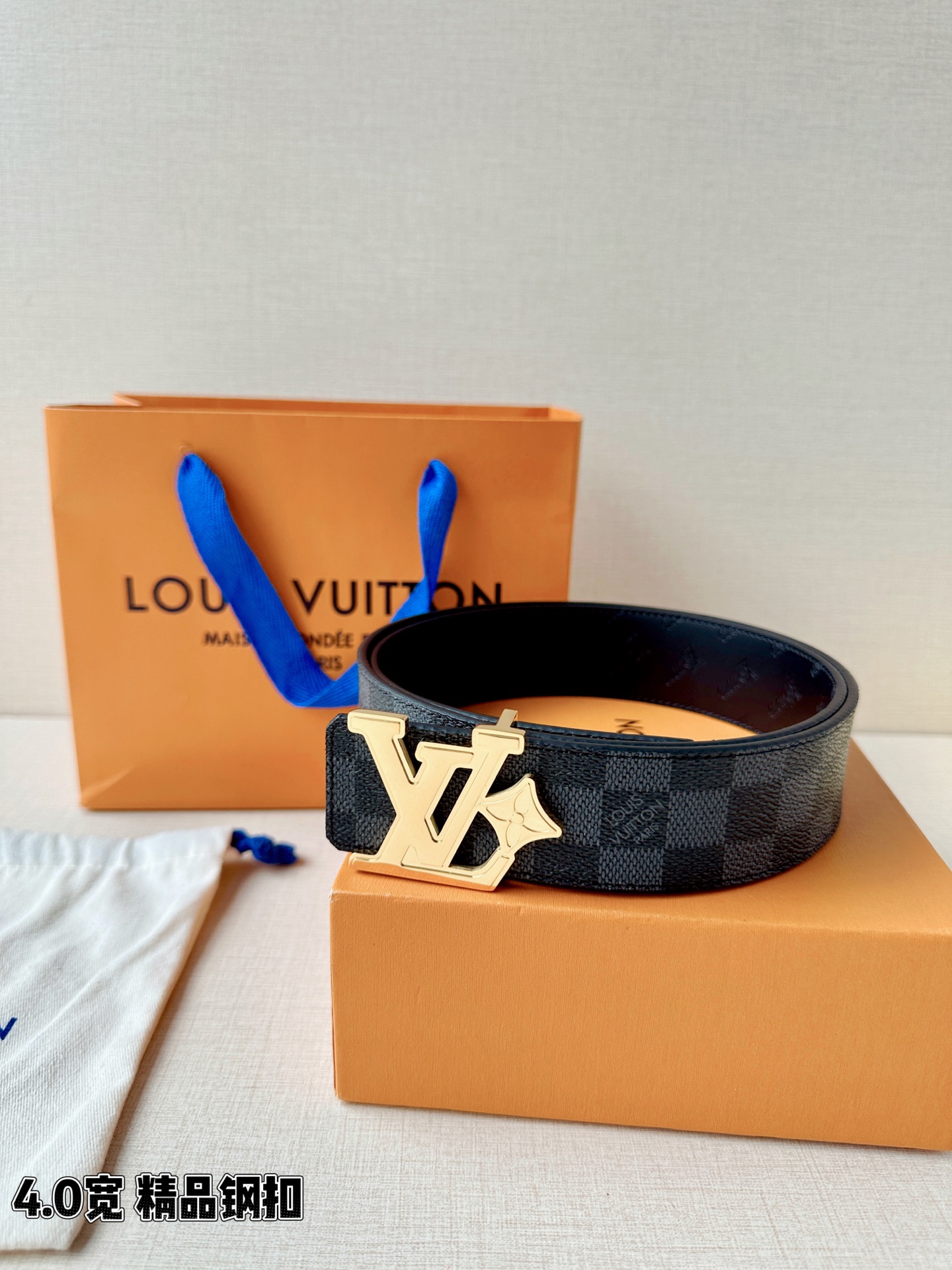 4.0宽LV Flower 双面腰带取材 Monogram 涂层帆布，借背面皮革的 LV Flower 