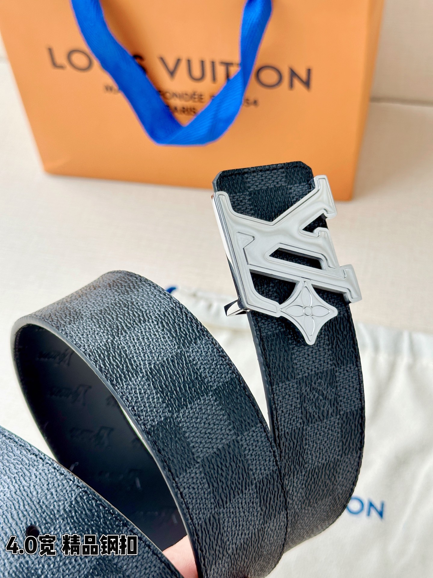 4.0宽LV Flower 双面腰带取材 Monogram 涂层帆布，借背面皮革的 LV Flower 