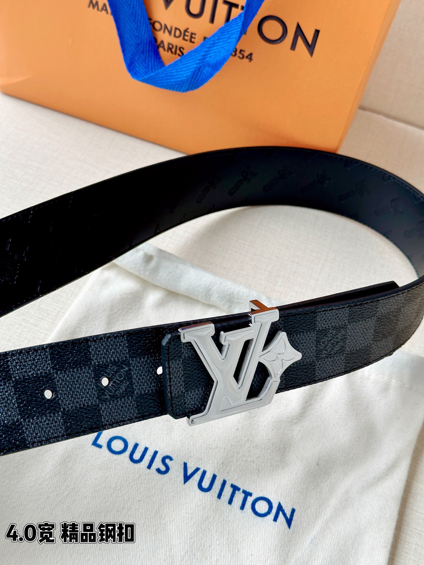 4.0宽LV Flower 双面腰带取材 Monogram 涂层帆布，借背面皮革的 LV Flower 