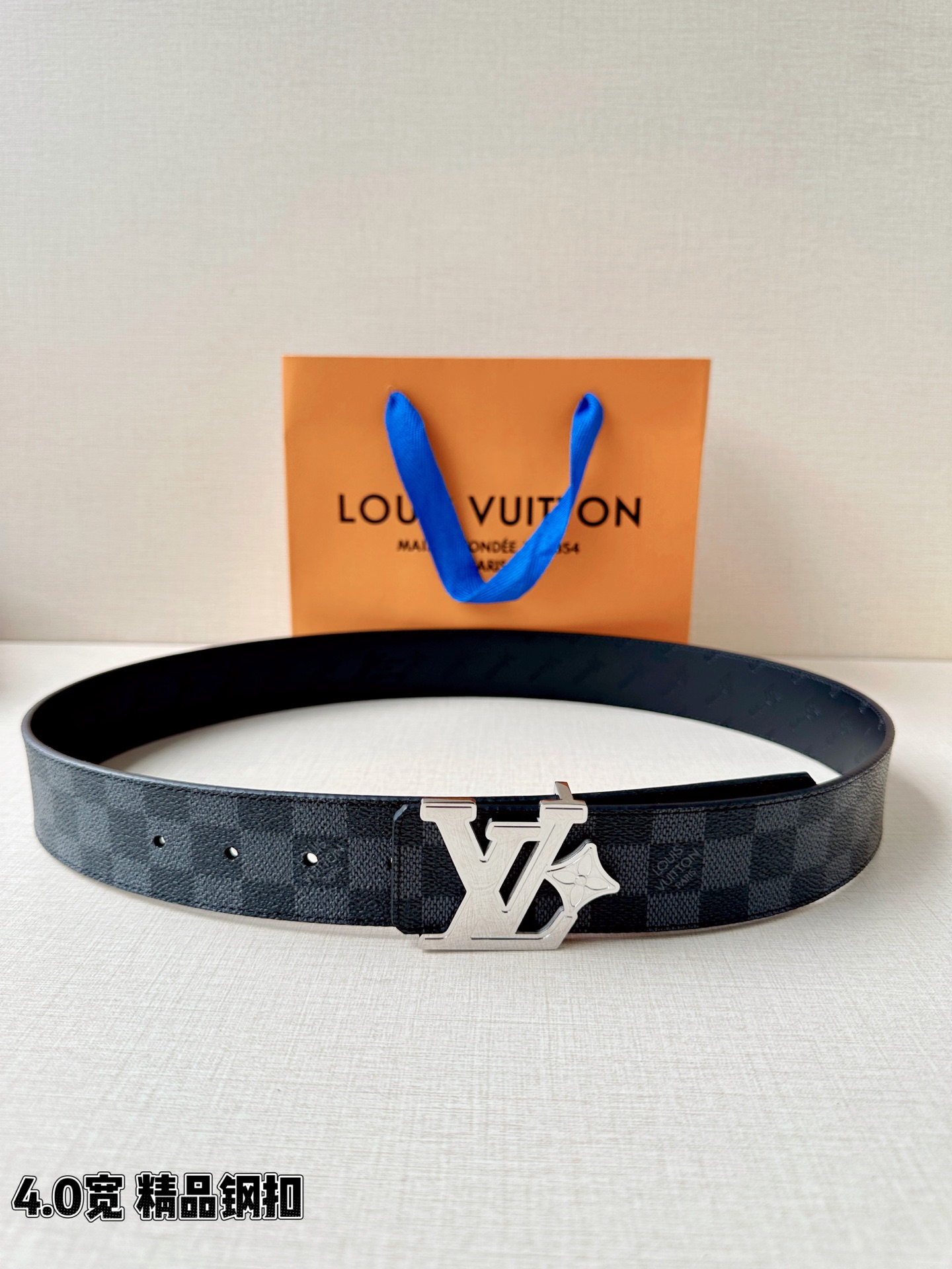 4.0宽LV Flower 双面腰带取材 Monogram 涂层帆布，借背面皮革的 LV Flower 