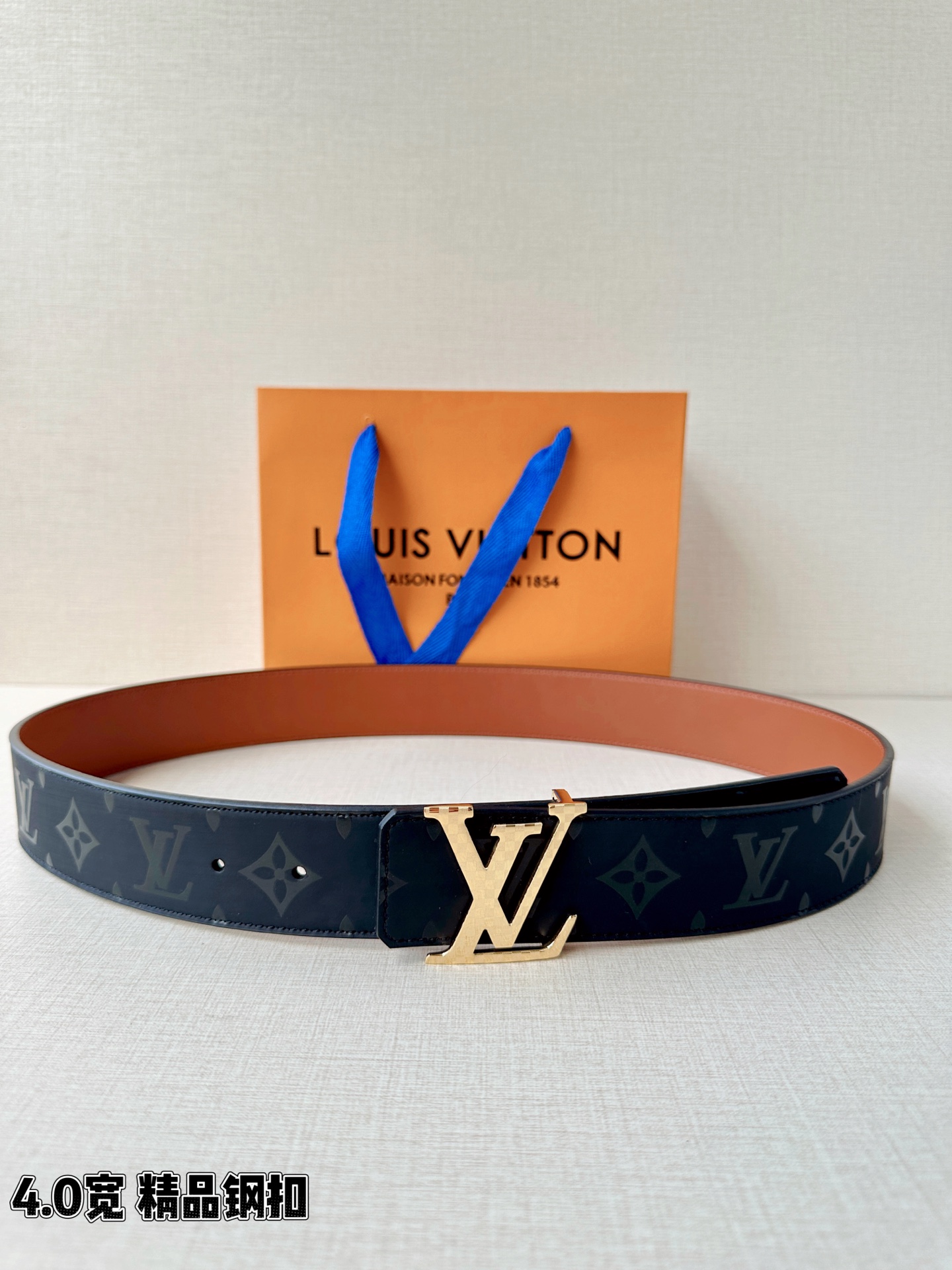 一面是丝印老花暗纹的低调奢华，一面是细腻牛皮的温润质感，标志性字母扣头点亮造型。双面切换，商务休闲随心适