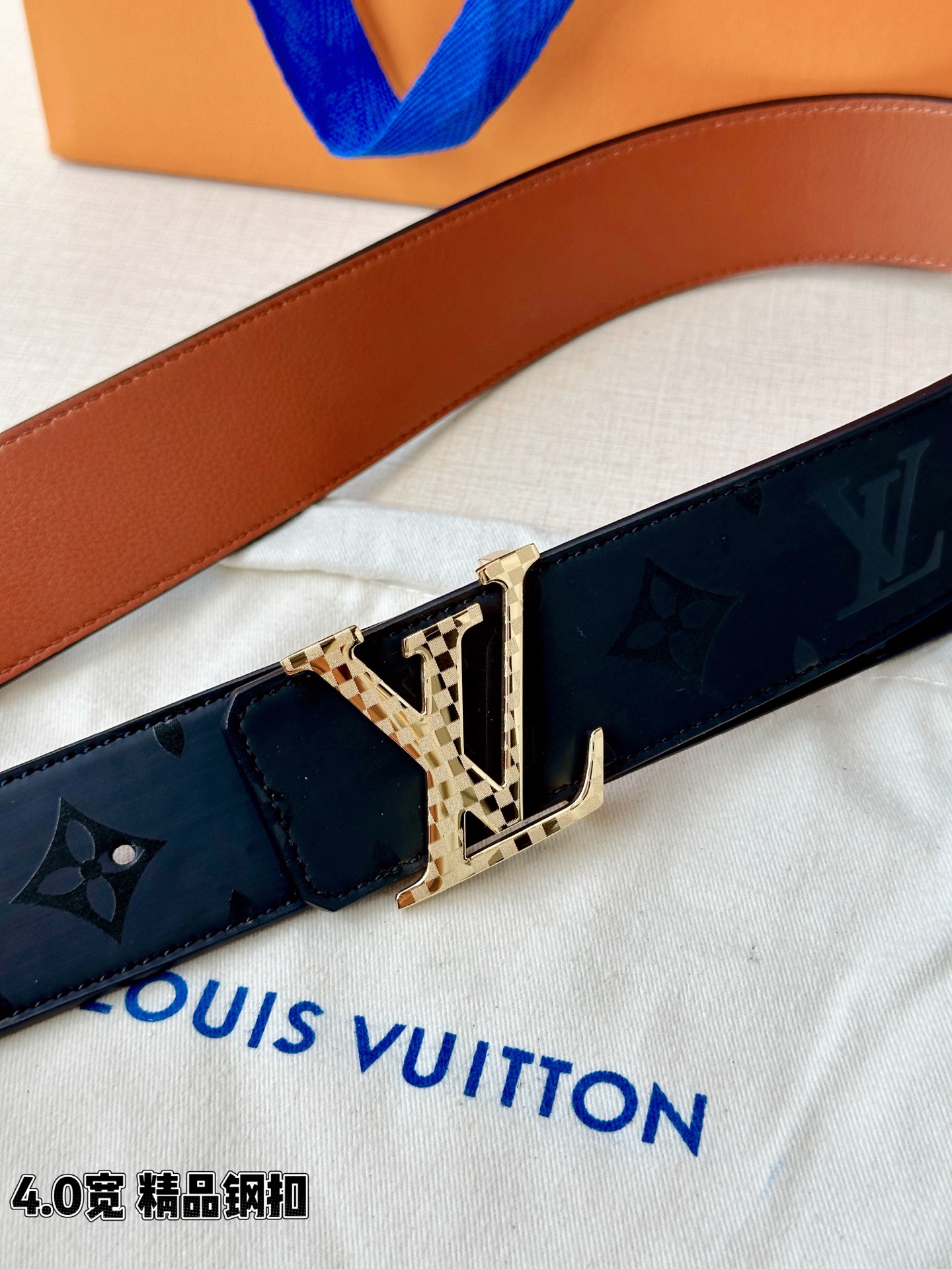 一面是丝印老花暗纹的低调奢华，一面是细腻牛皮的温润质感，标志性字母扣头点亮造型。双面切换，商务休闲随心适