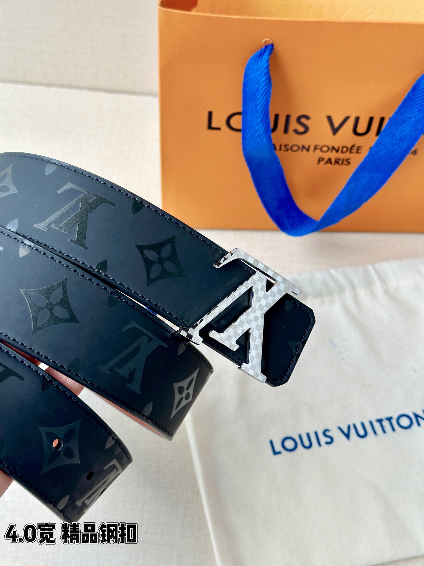 一面是丝印老花暗纹的低调奢华，一面是细腻牛皮的温润质感，标志性字母扣头点亮造型。双面切换，商务休闲随心适