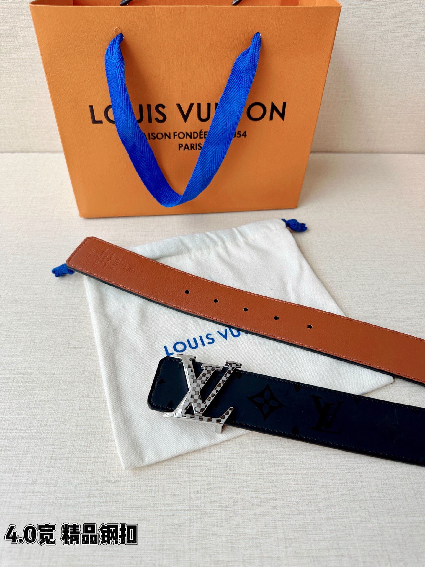 一面是丝印老花暗纹的低调奢华，一面是细腻牛皮的温润质感，标志性字母扣头点亮造型。双面切换，商务休闲随心适