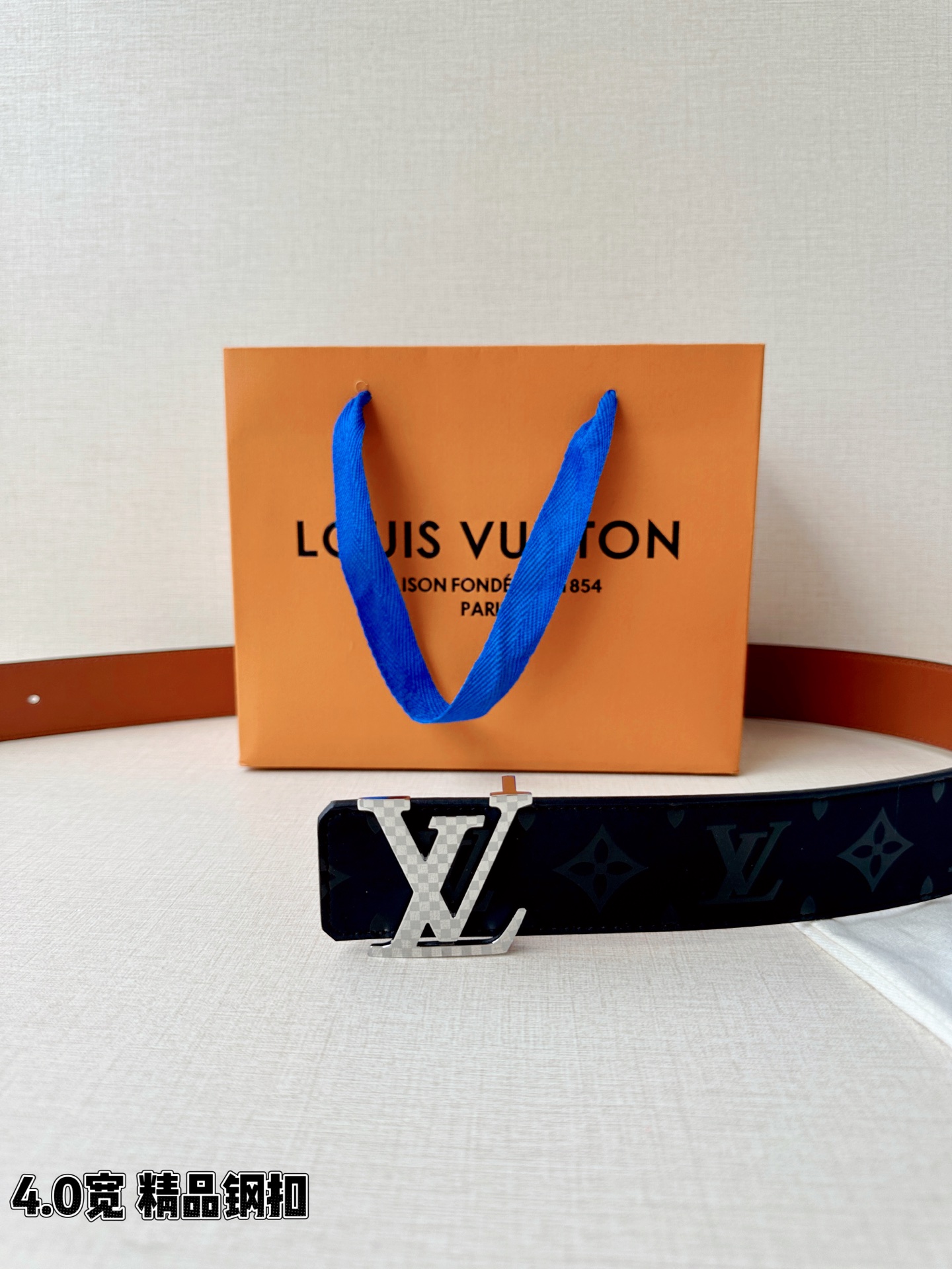 一面是丝印老花暗纹的低调奢华，一面是细腻牛皮的温润质感，标志性字母扣头点亮造型。双面切换，商务休闲随心适