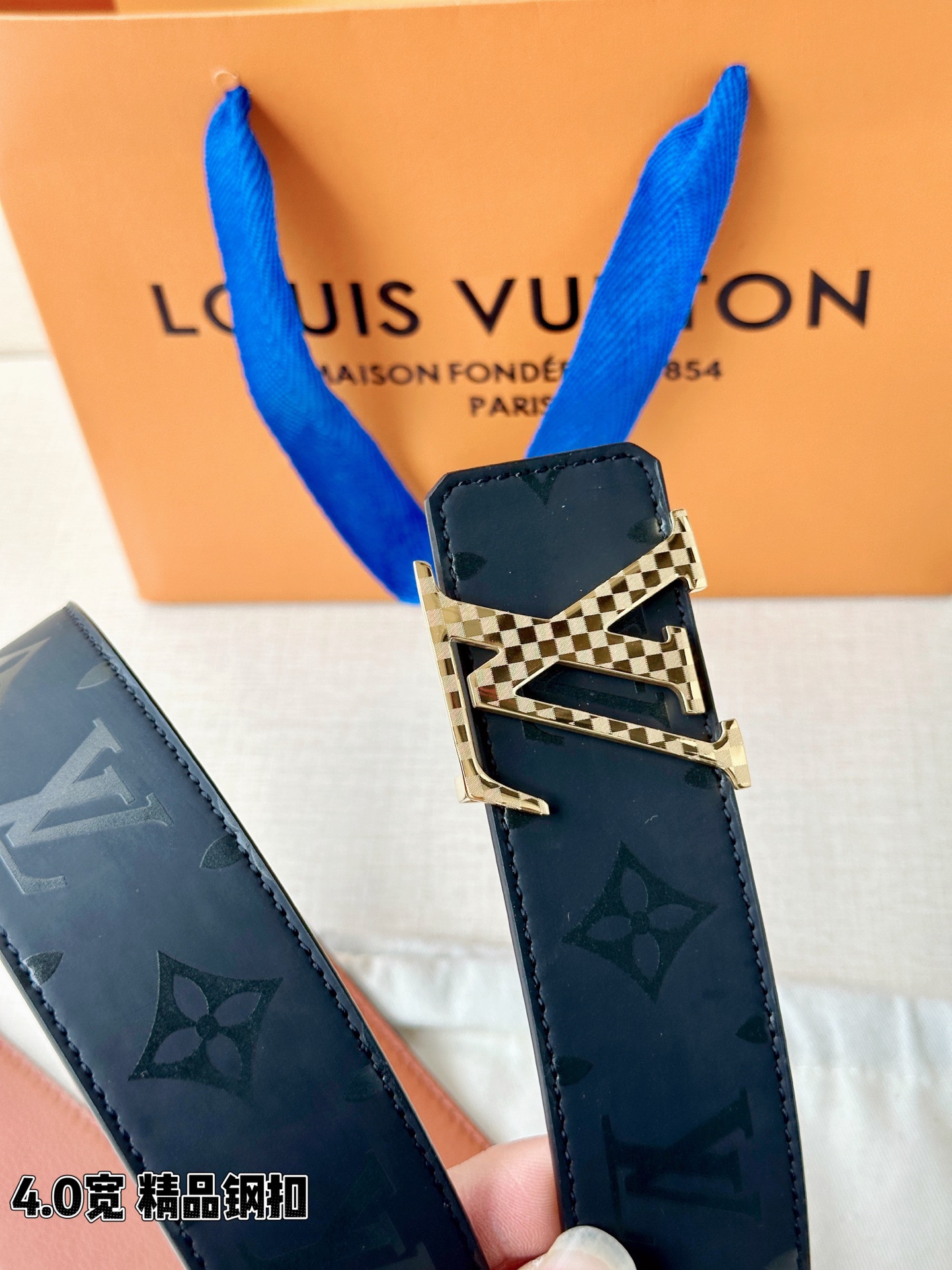 一面是丝印老花暗纹的低调奢华，一面是细腻牛皮的温润质感，标志性字母扣头点亮造型。双面切换，商务休闲随心适