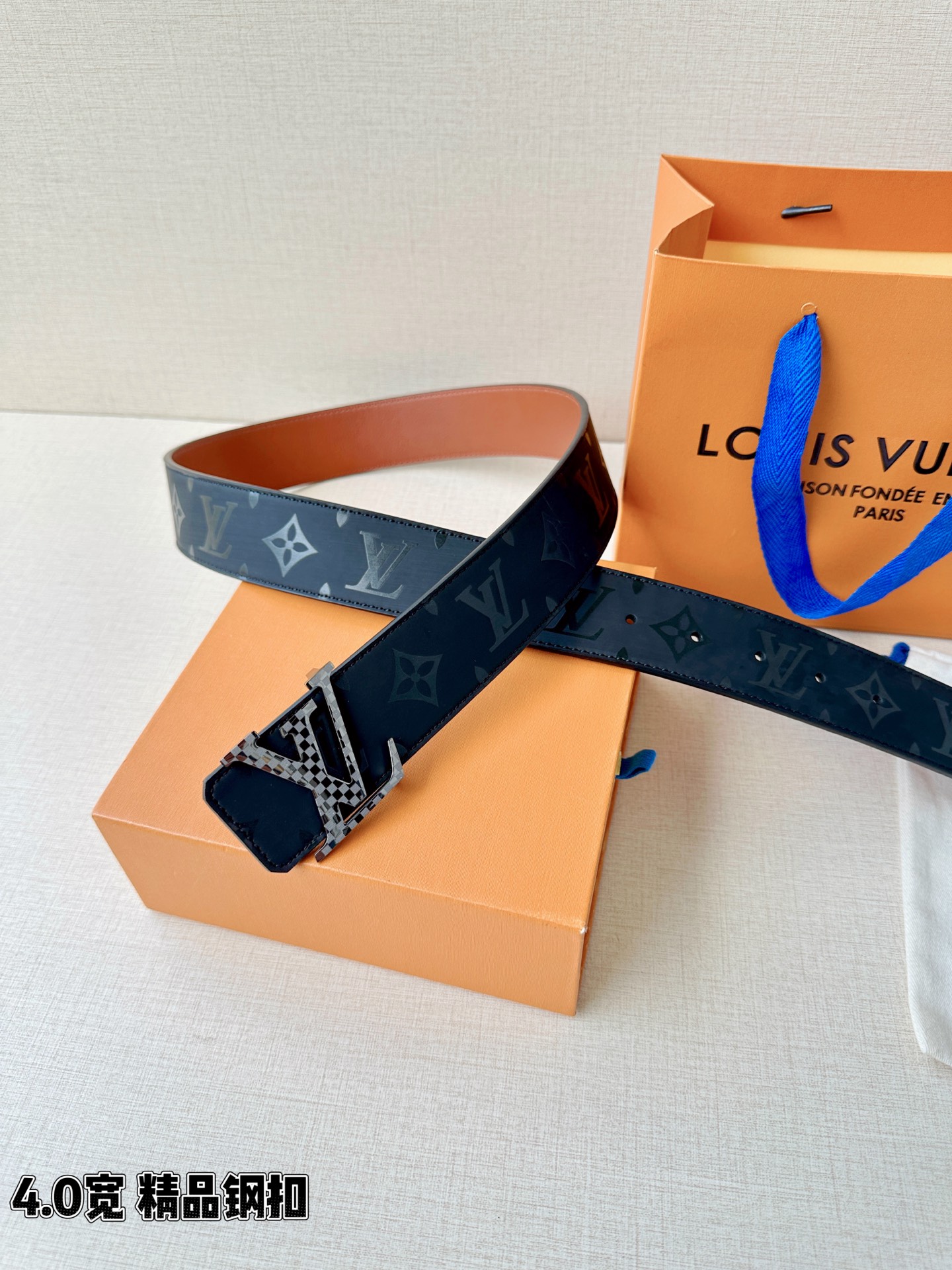 一面是丝印老花暗纹的低调奢华，一面是细腻牛皮的温润质感，标志性字母扣头点亮造型。双面切换，商务休闲随心适