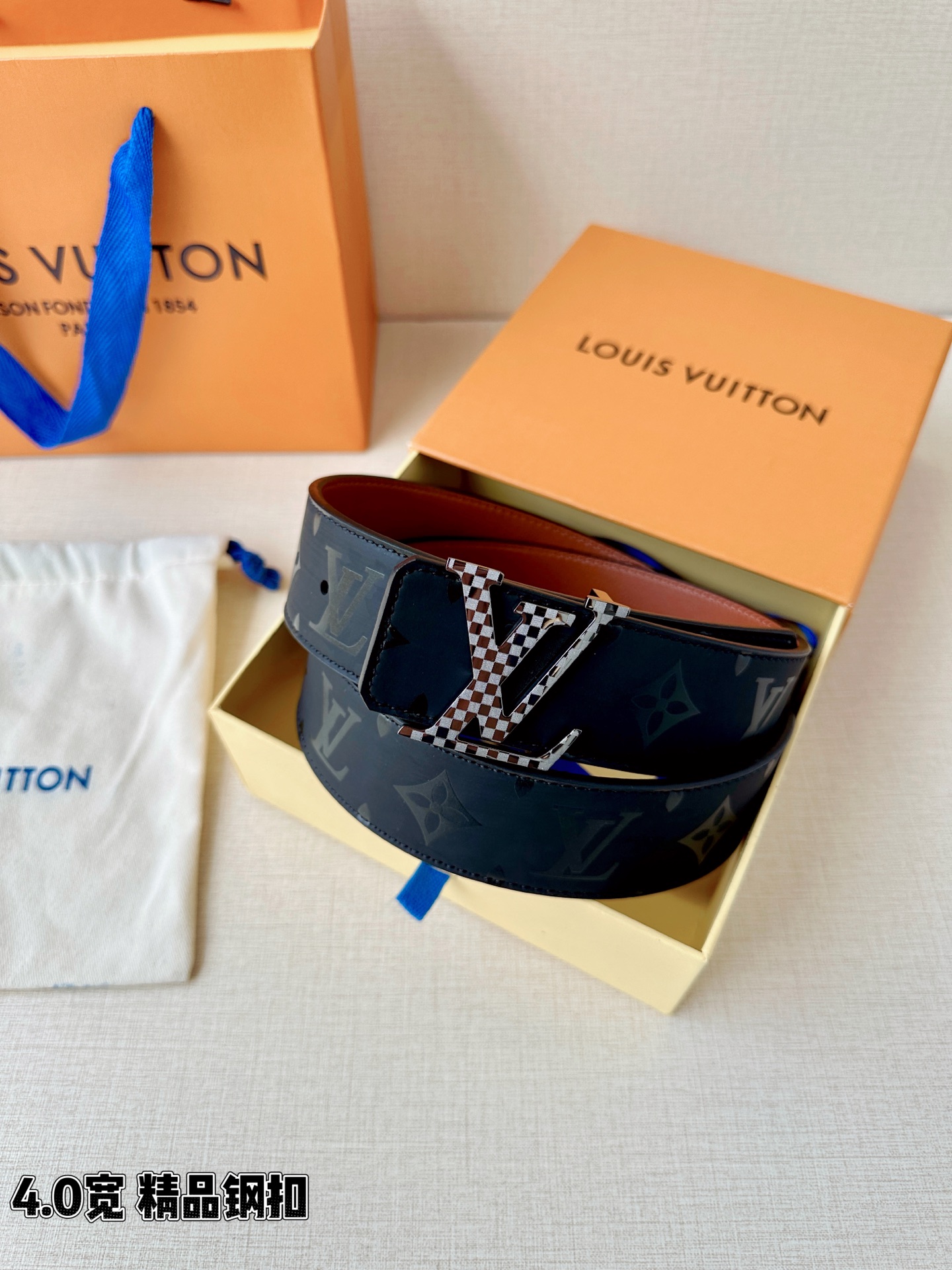 一面是丝印老花暗纹的低调奢华，一面是细腻牛皮的温润质感，标志性字母扣头点亮造型。双面切换，商务休闲随心适