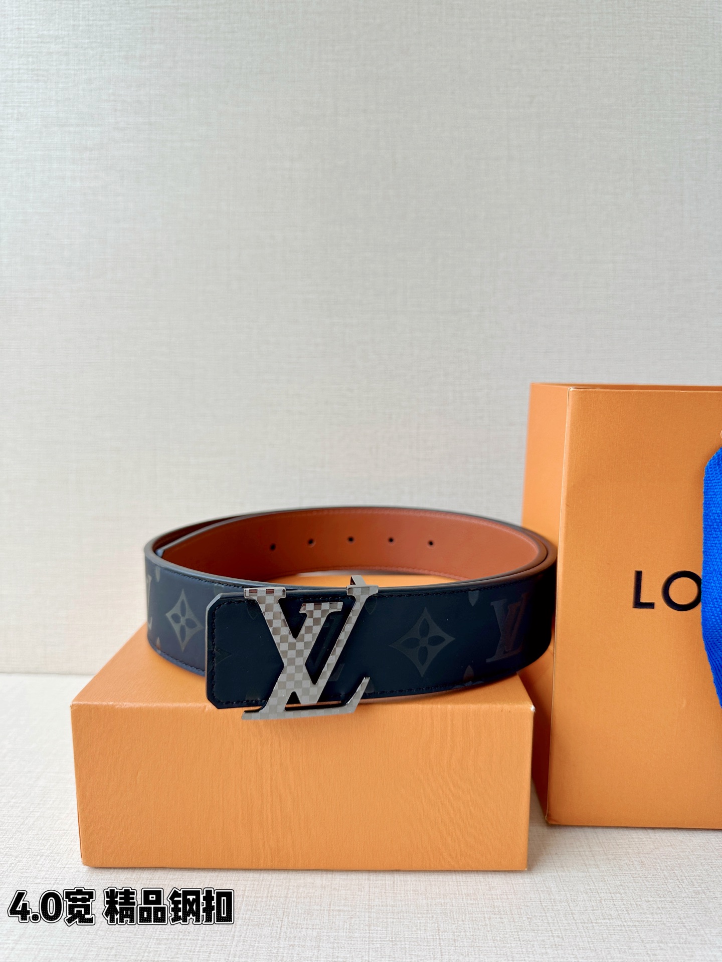 一面是丝印老花暗纹的低调奢华，一面是细腻牛皮的温润质感，标志性字母扣头点亮造型。双面切换，商务休闲随心适